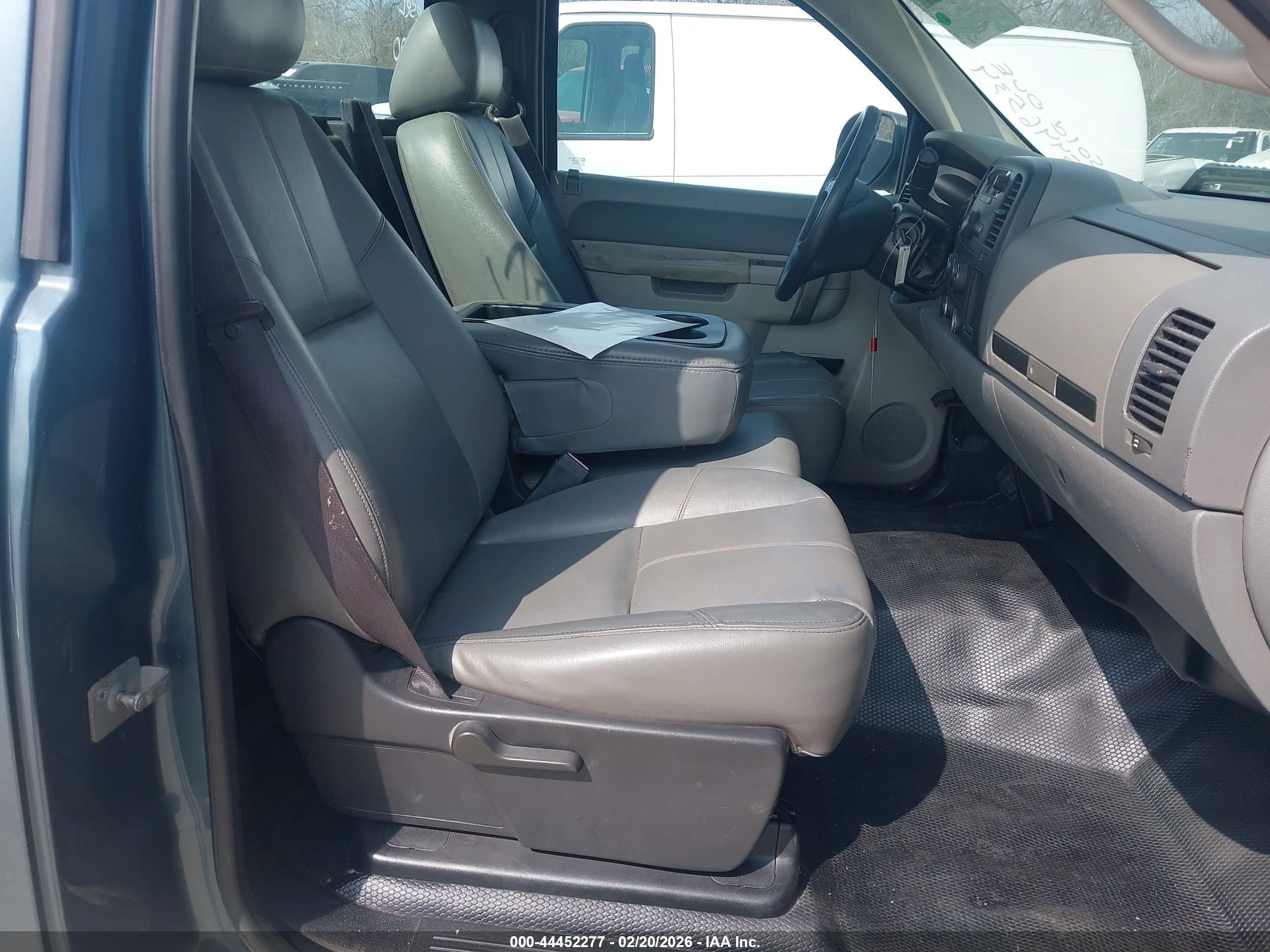 CHEVROLET SILVERADO image 8
