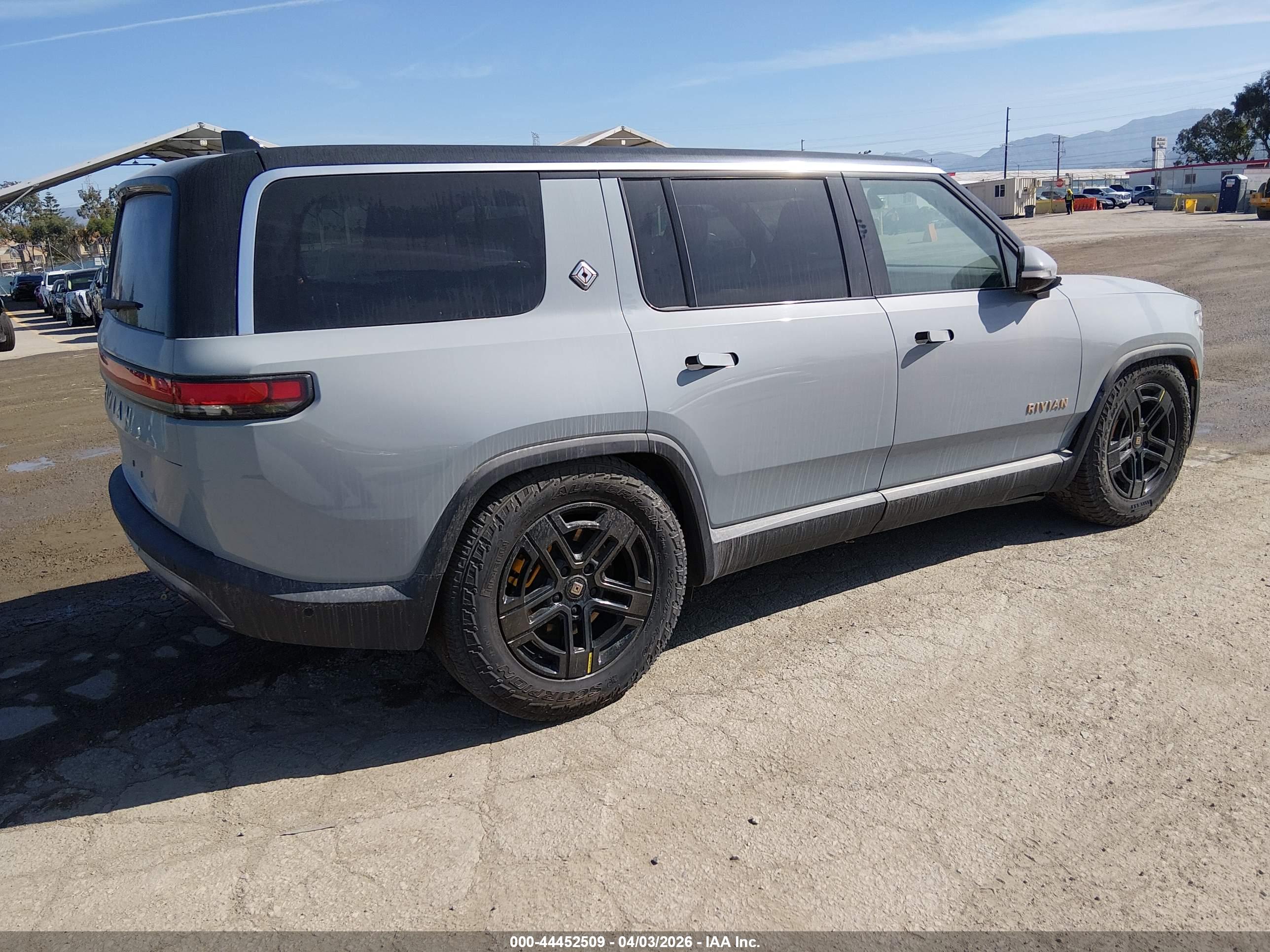 RIVIAN R1S image 4