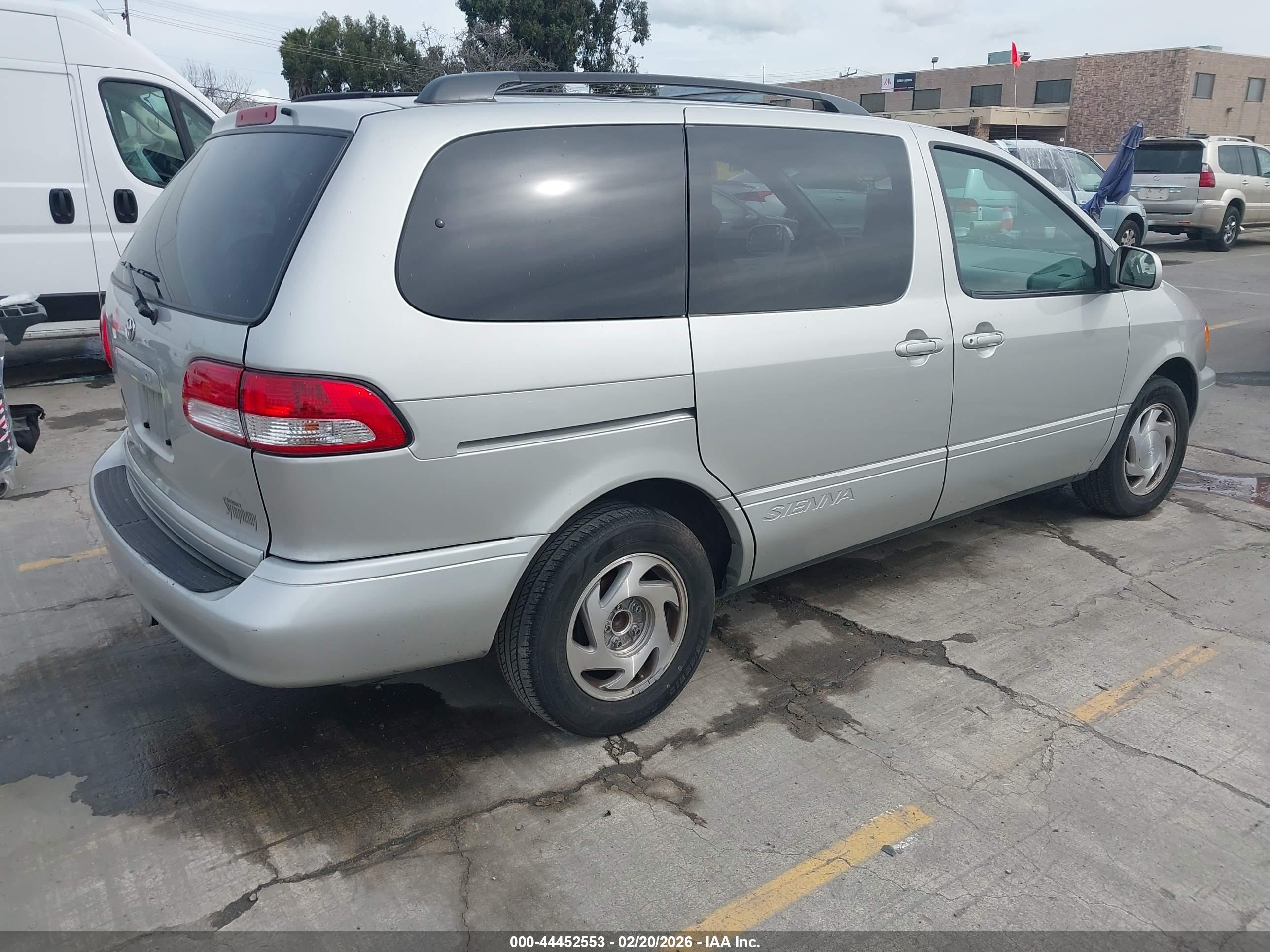 TOYOTA SIENNA image 4