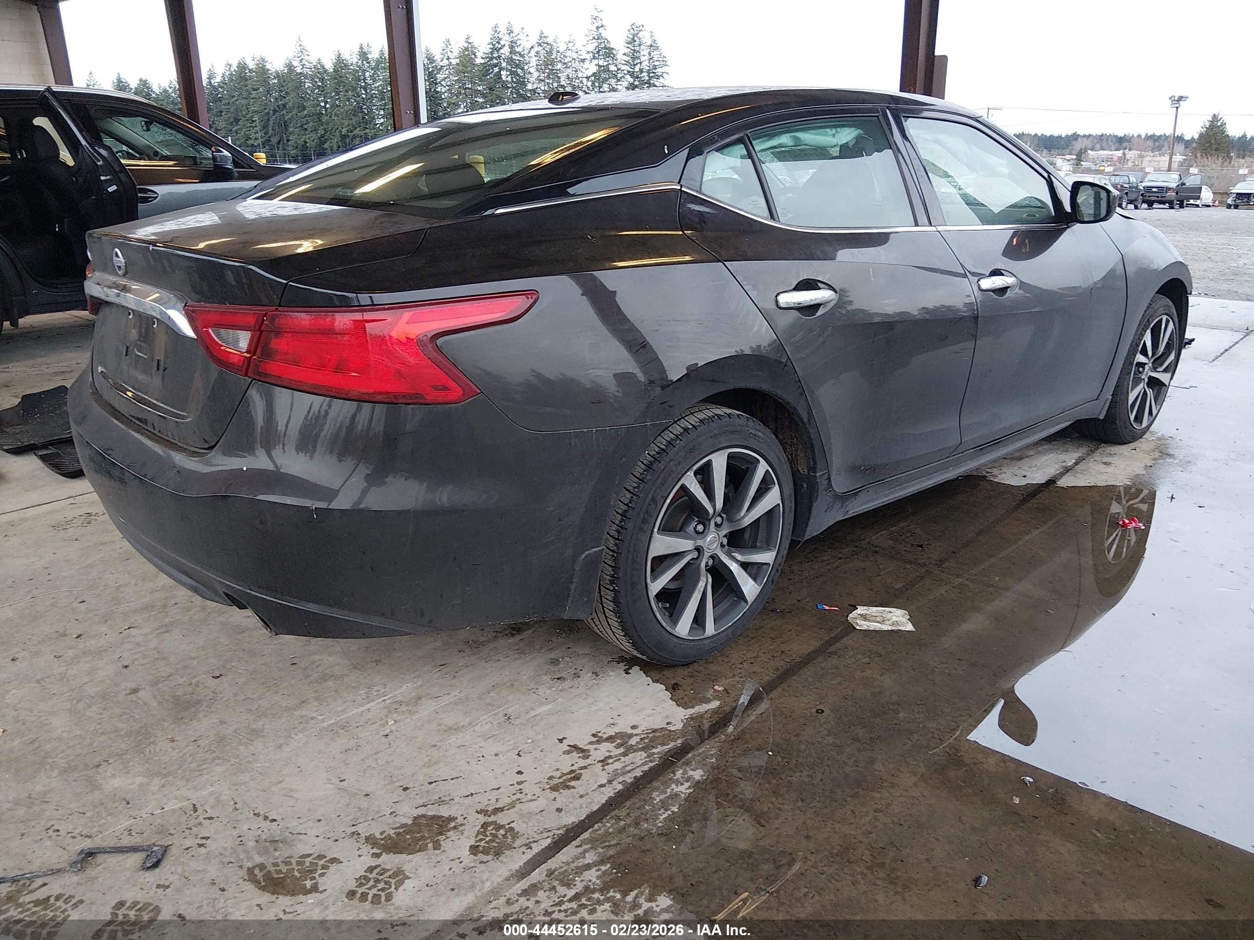 NISSAN MAXIMA image 4