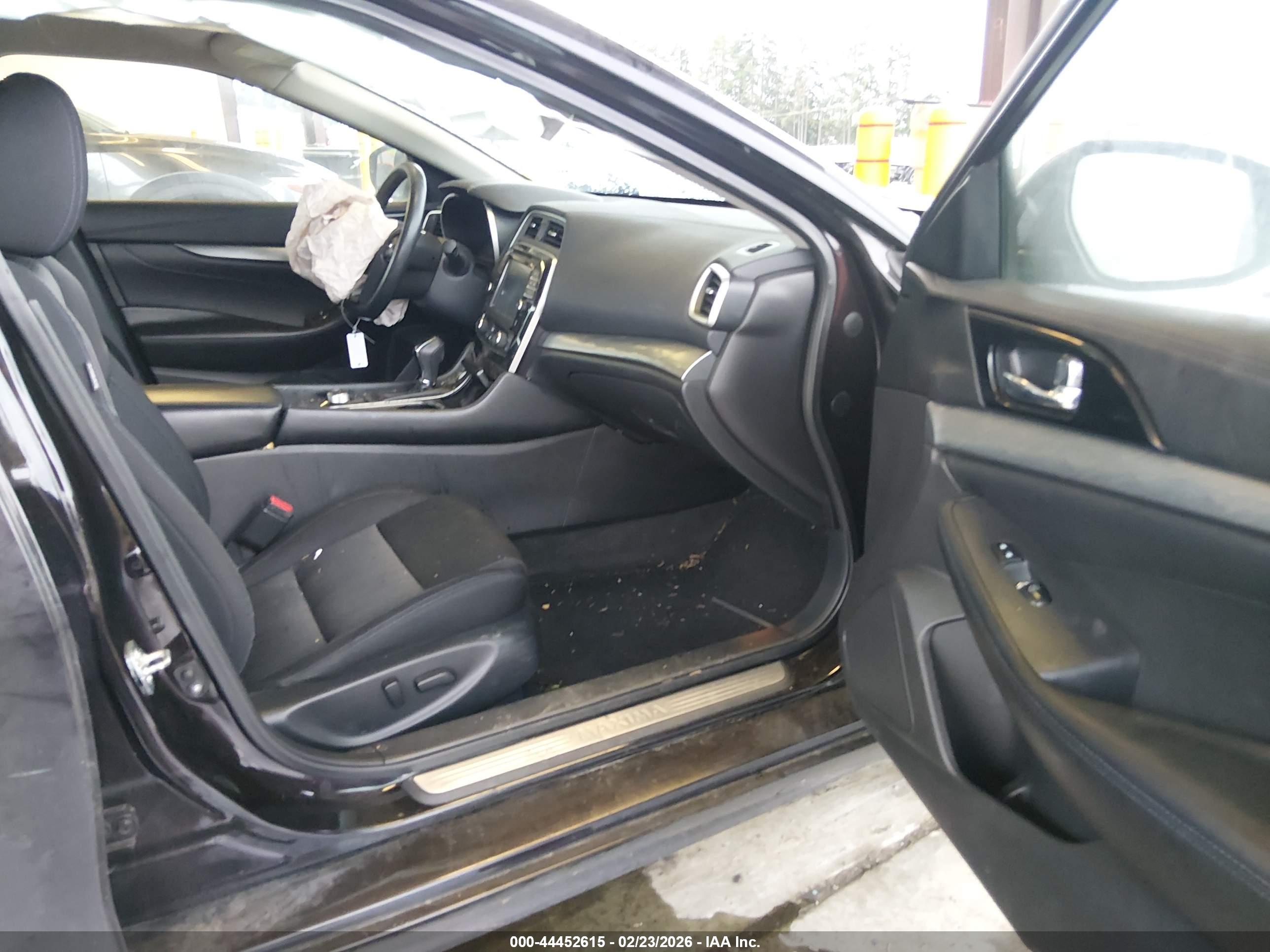 NISSAN MAXIMA image 5