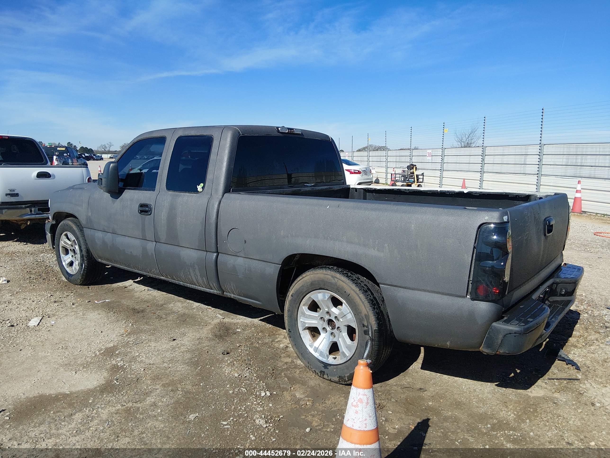 CHEVROLET SILVERADO image 3