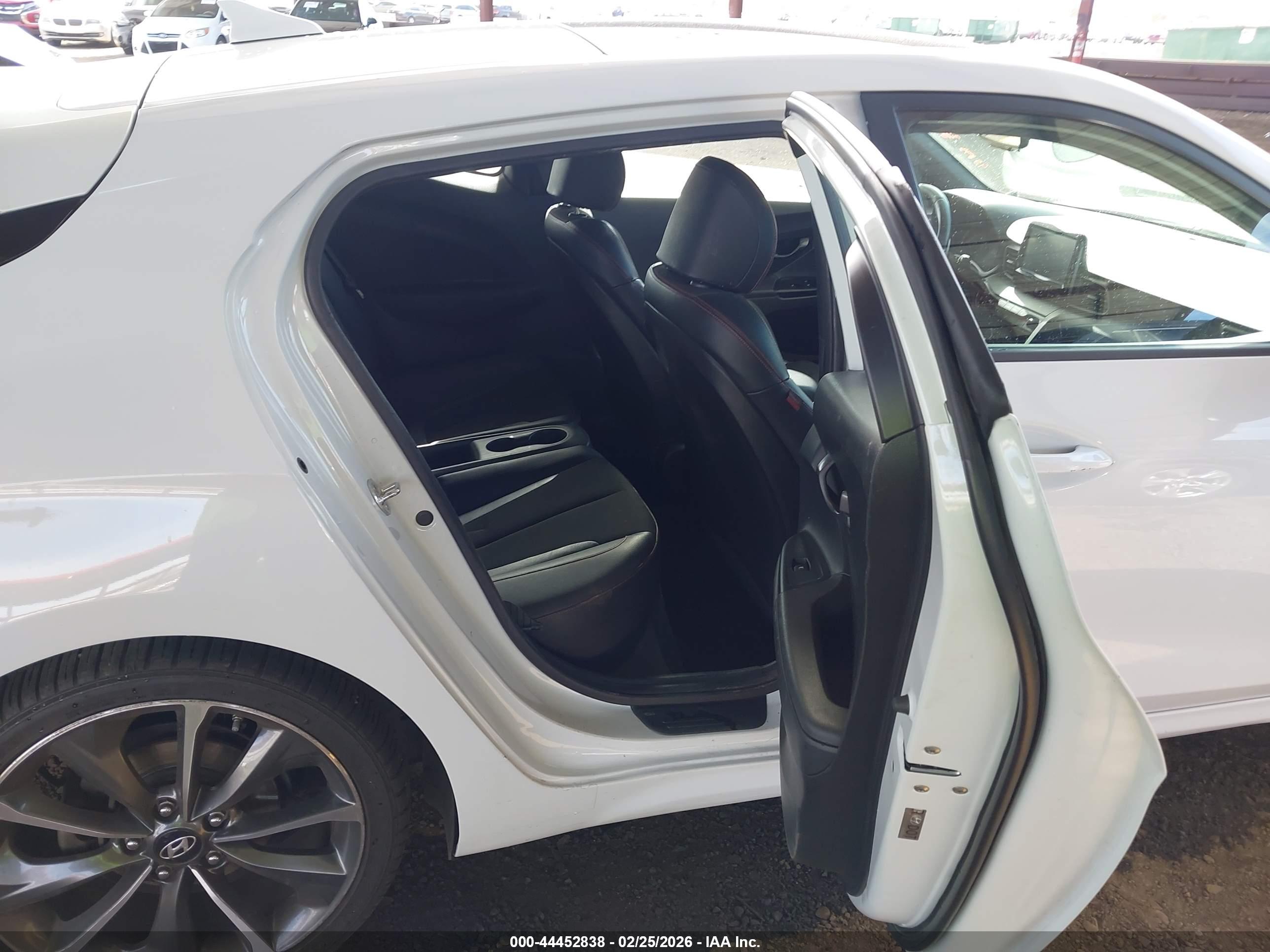HYUNDAI VELOSTER image 8