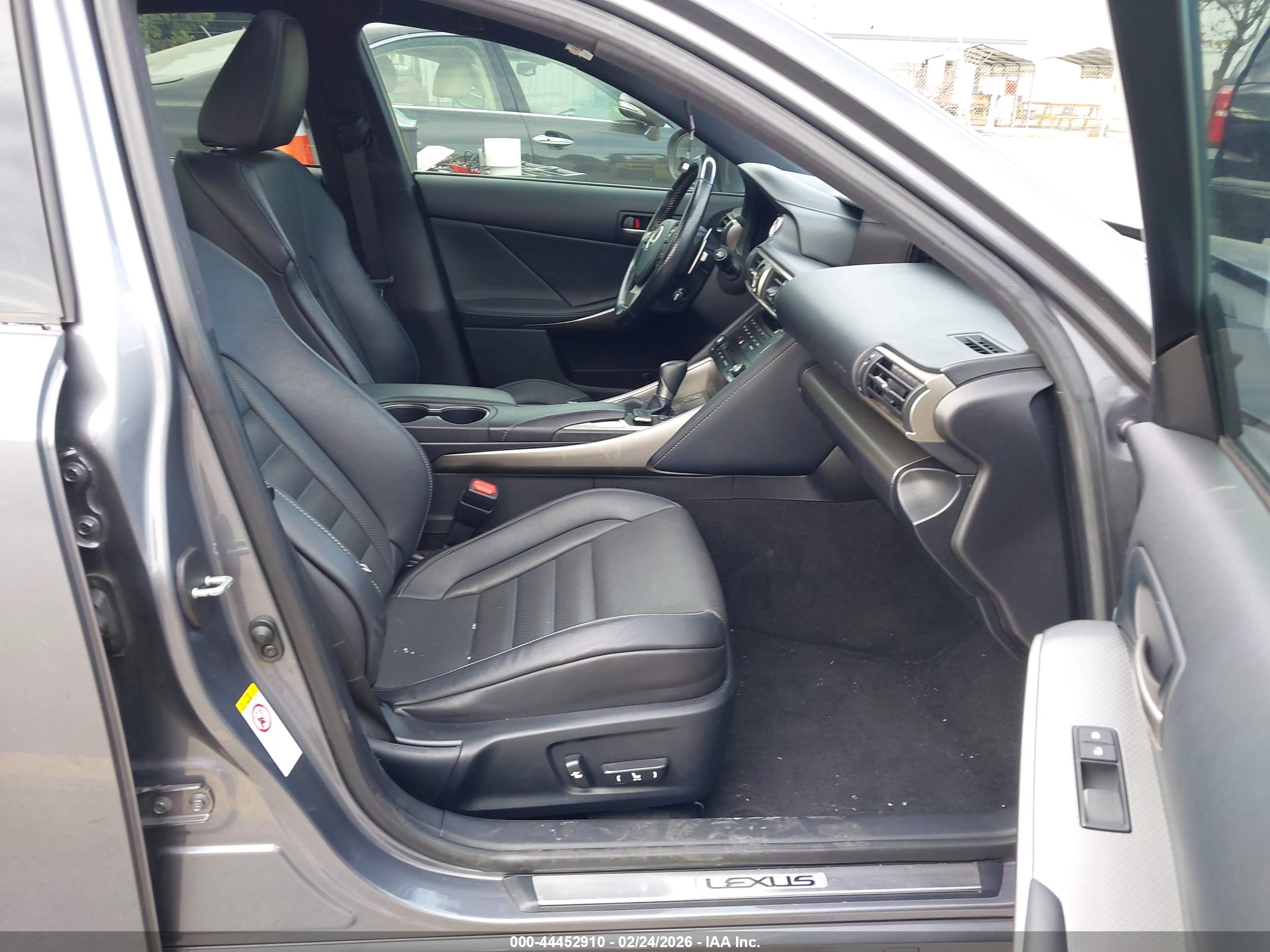 LEXUS IS image 5
