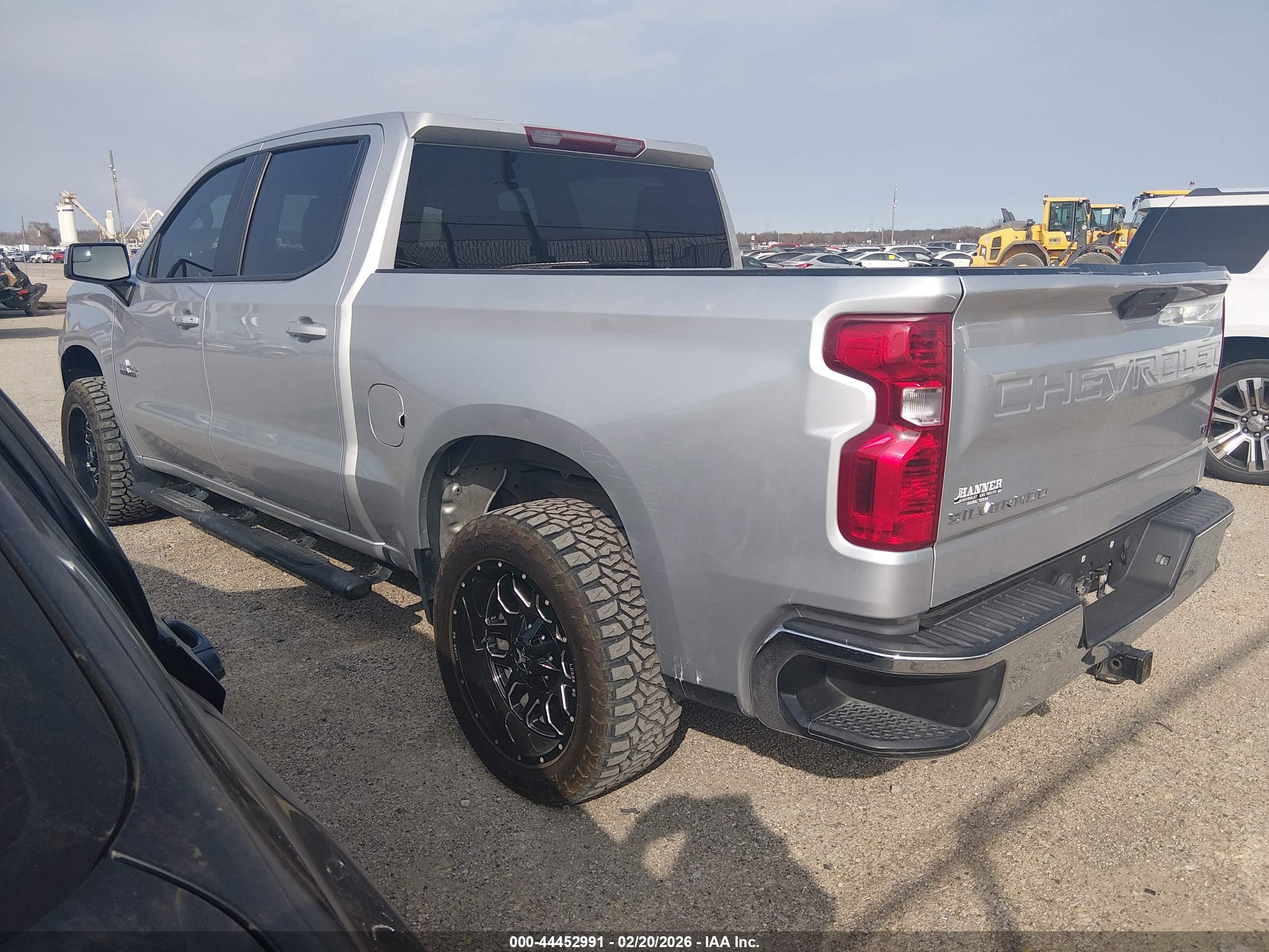 CHEVROLET SILVERADO image 3