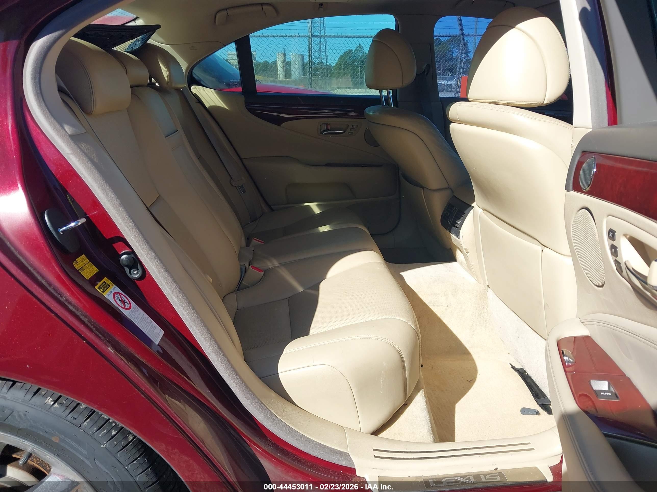 LEXUS LS image 8