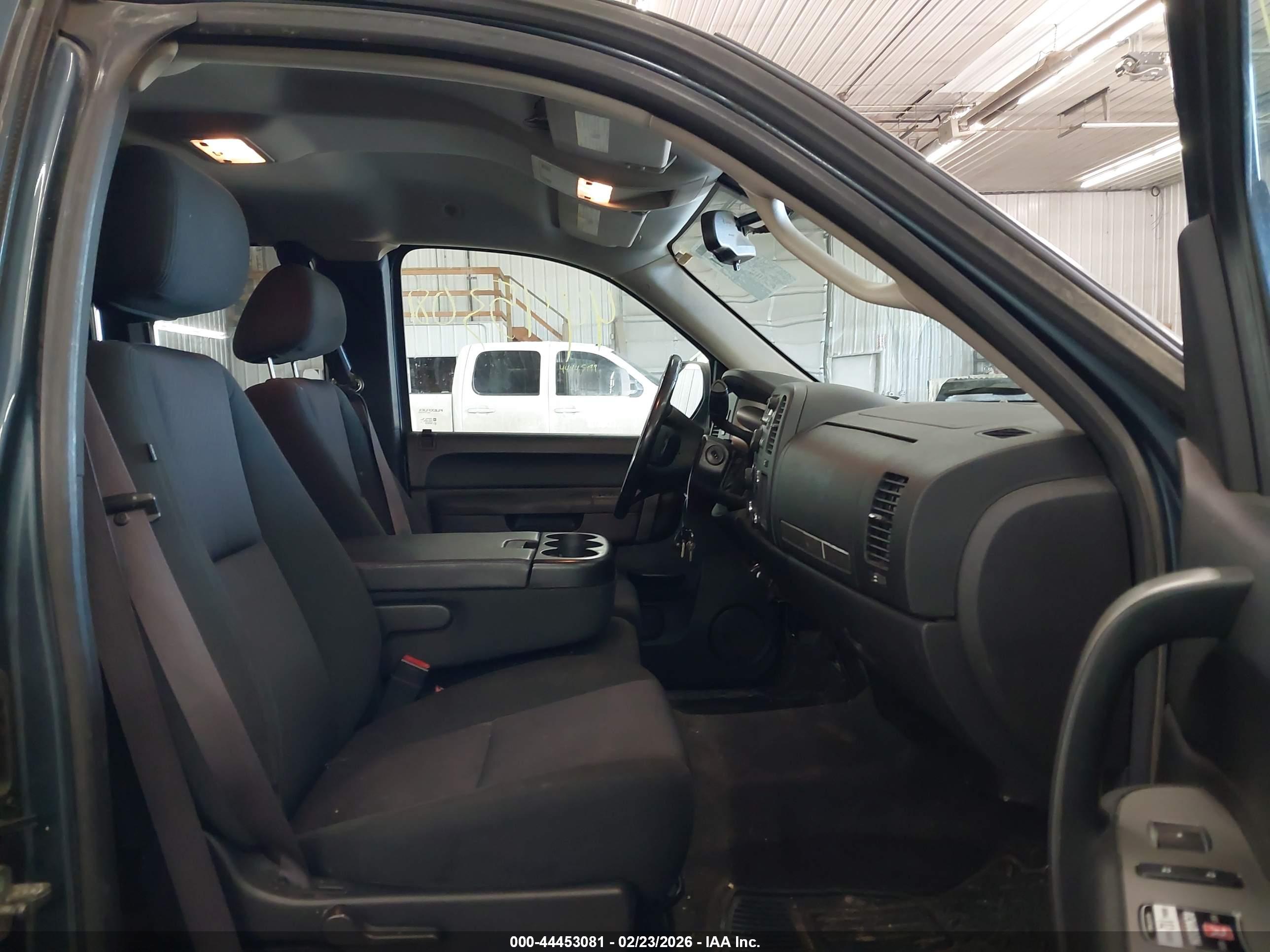 CHEVROLET SILVERADO image 5