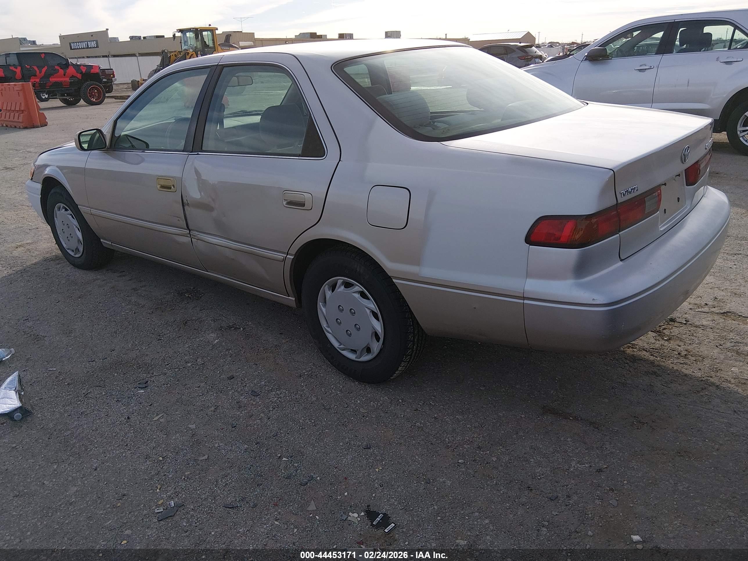 TOYOTA CAMRY image 3