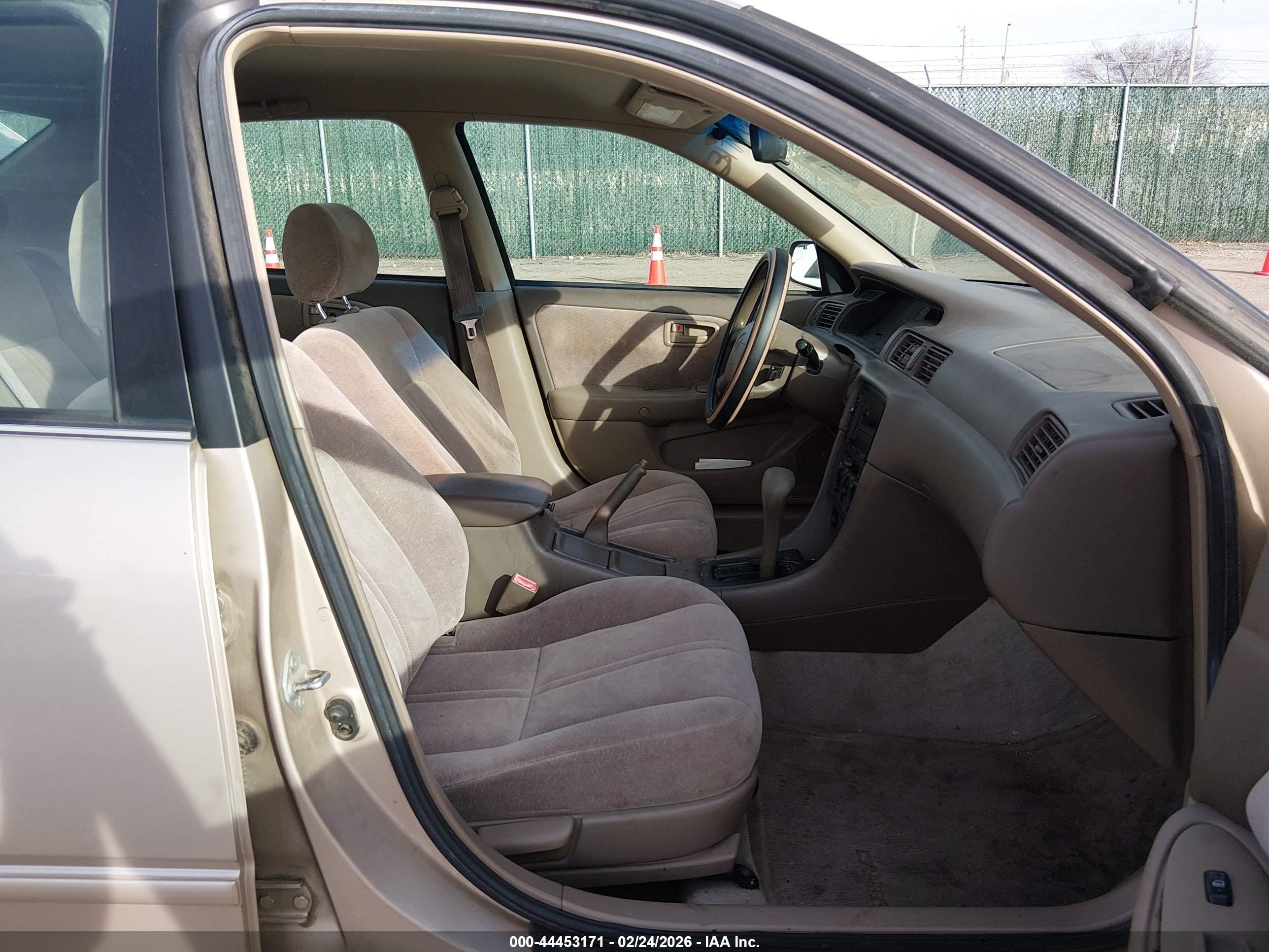 TOYOTA CAMRY image 5
