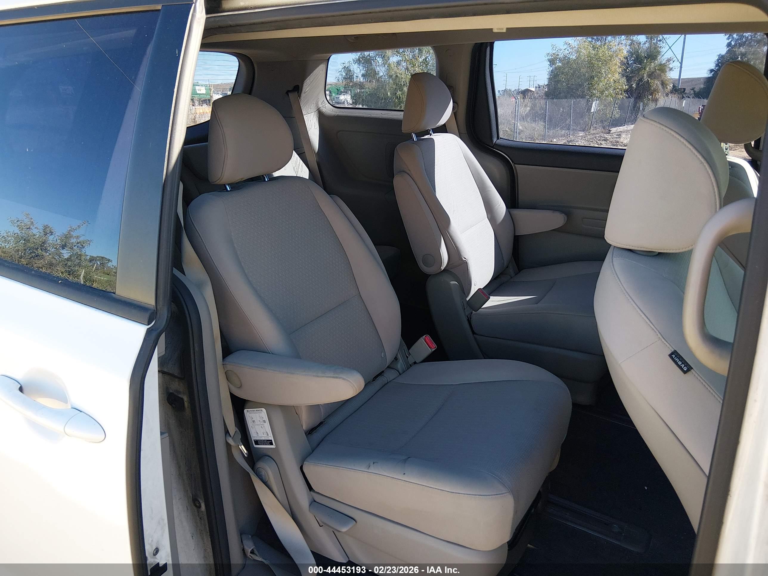 KIA SEDONA image 8
