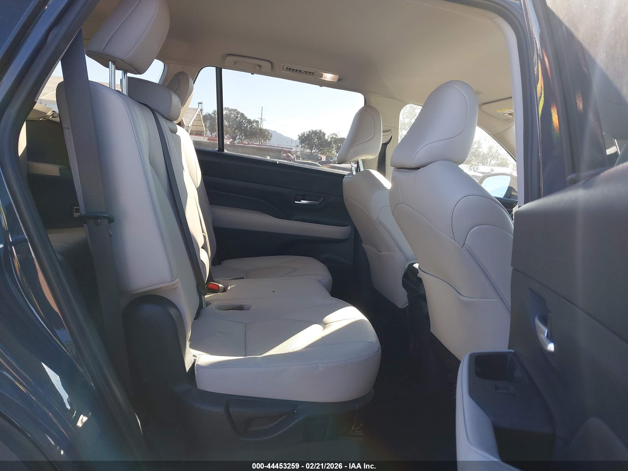 TOYOTA GRAND image 8