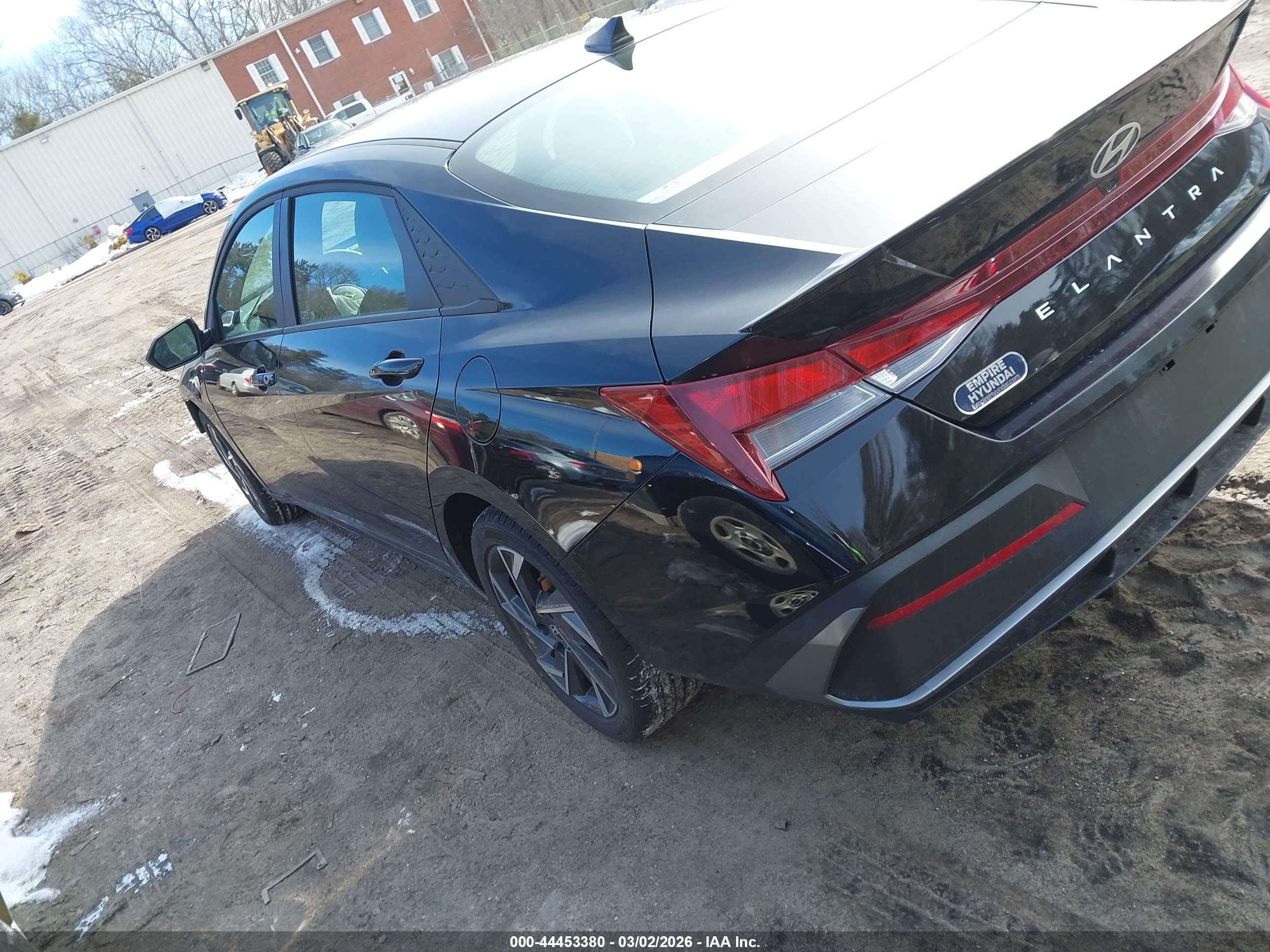 HYUNDAI ELANTRA image 3