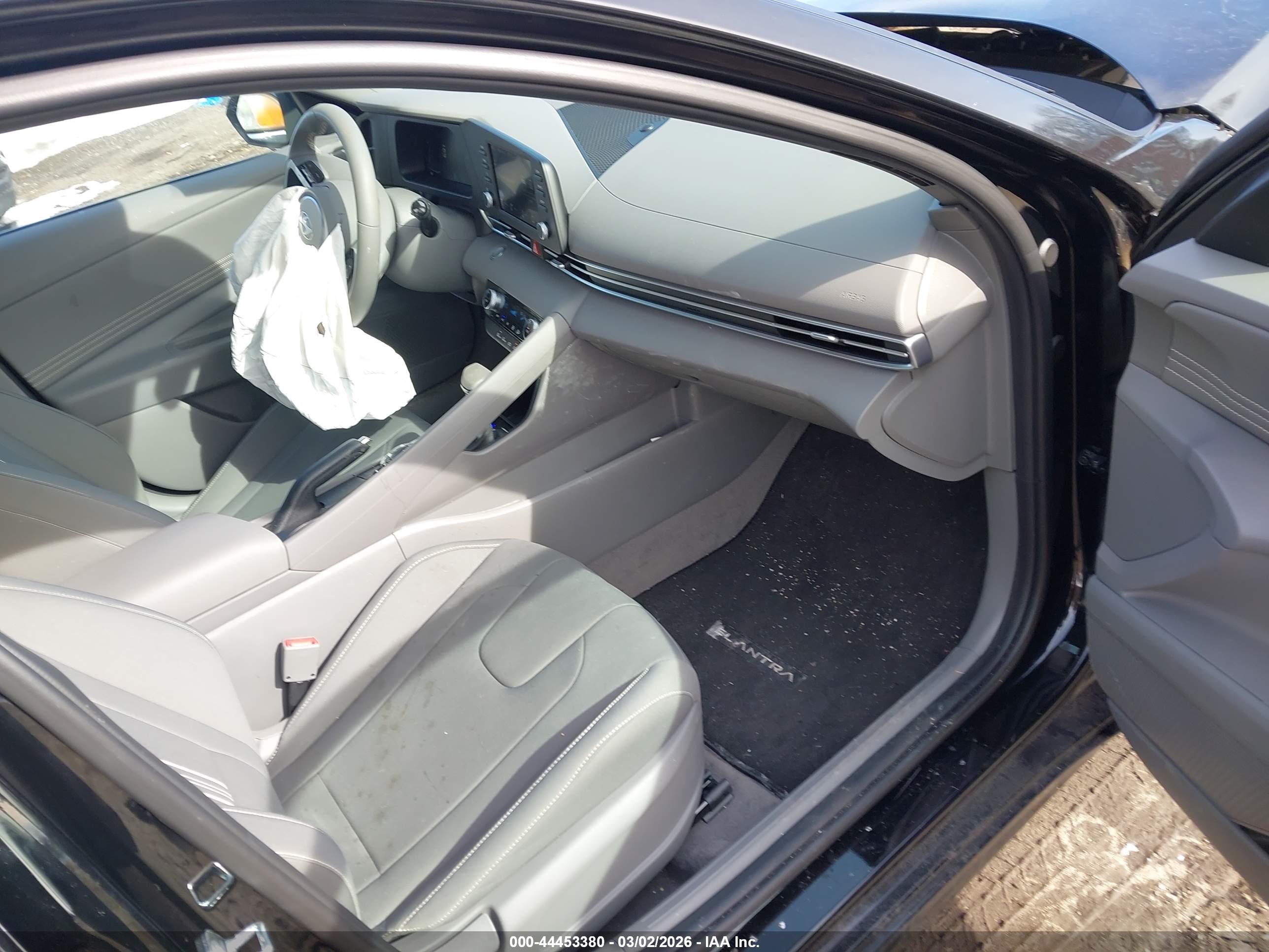 HYUNDAI ELANTRA image 5