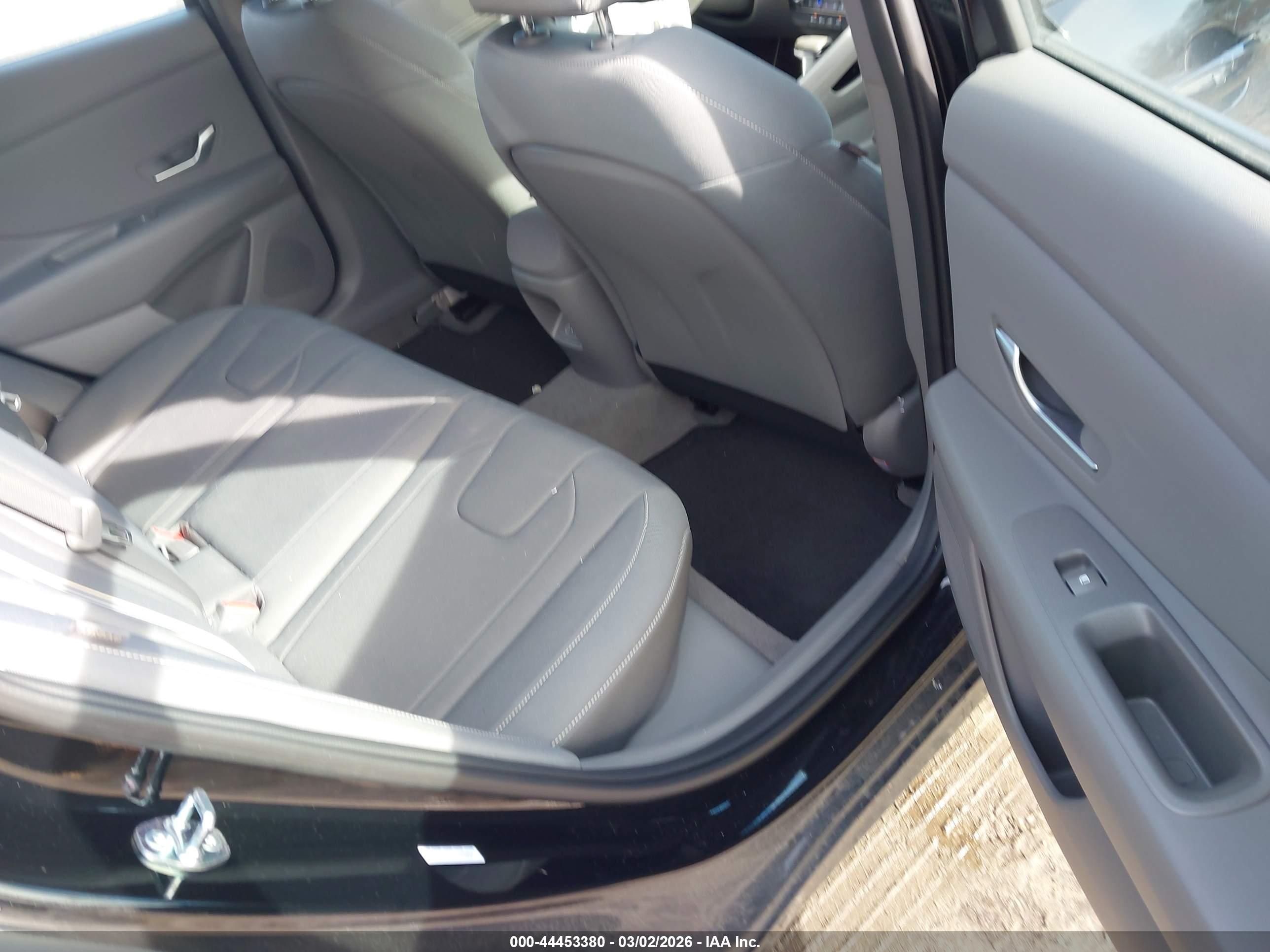 HYUNDAI ELANTRA image 8