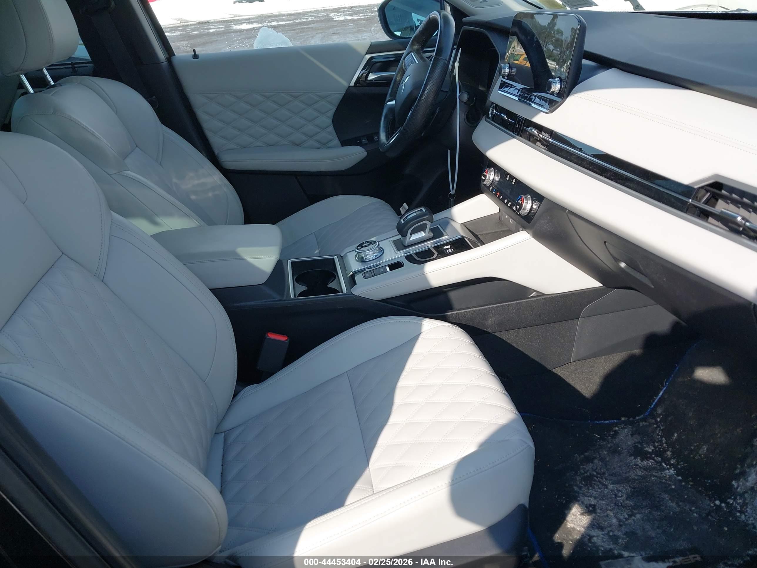 MITSUBISHI OUTLANDER image 5