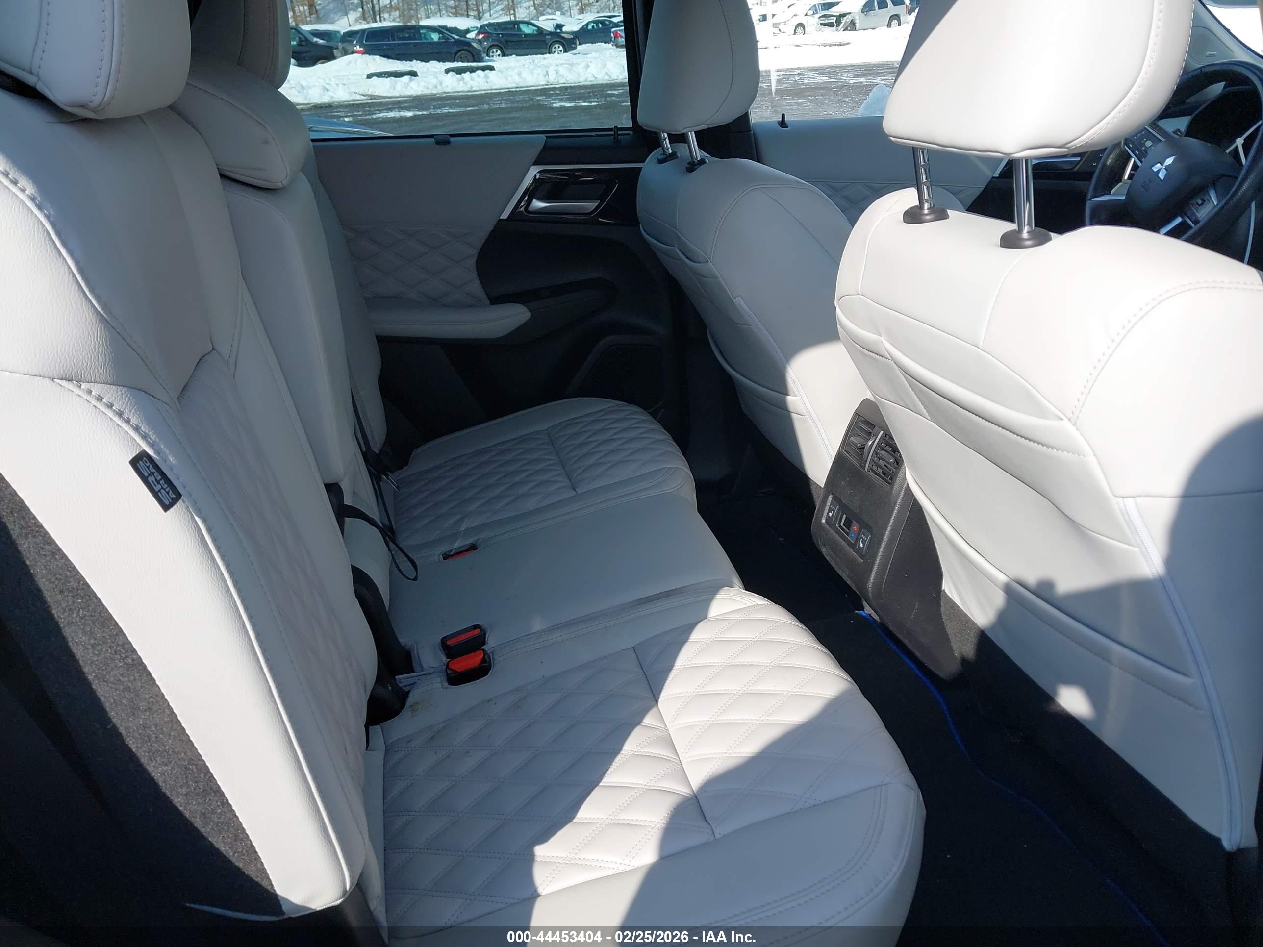 MITSUBISHI OUTLANDER image 8