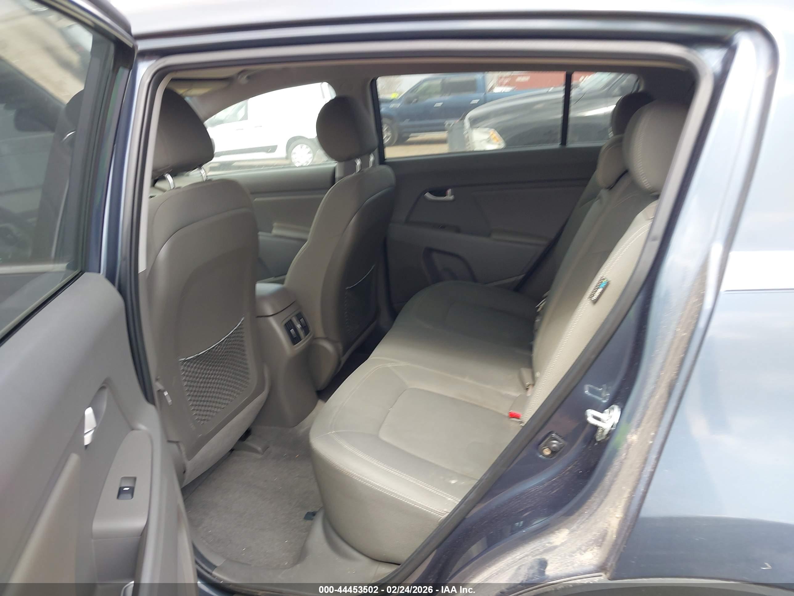 KIA SPORTAGE image 8