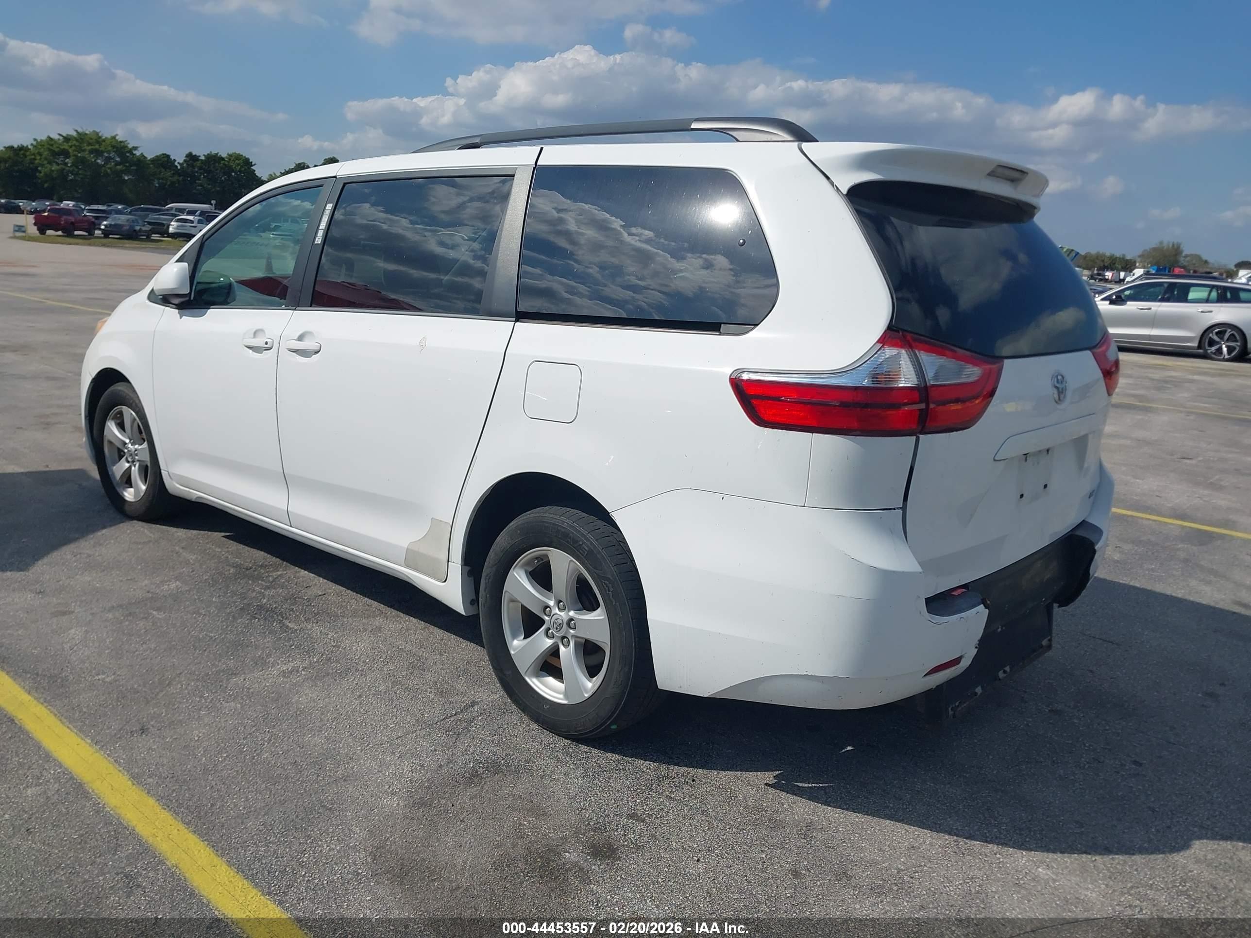 TOYOTA SIENNA image 3
