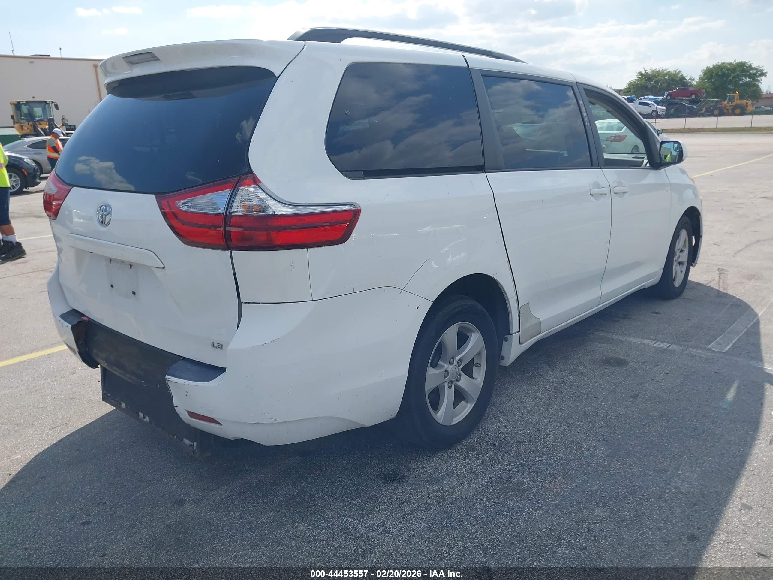 TOYOTA SIENNA image 4