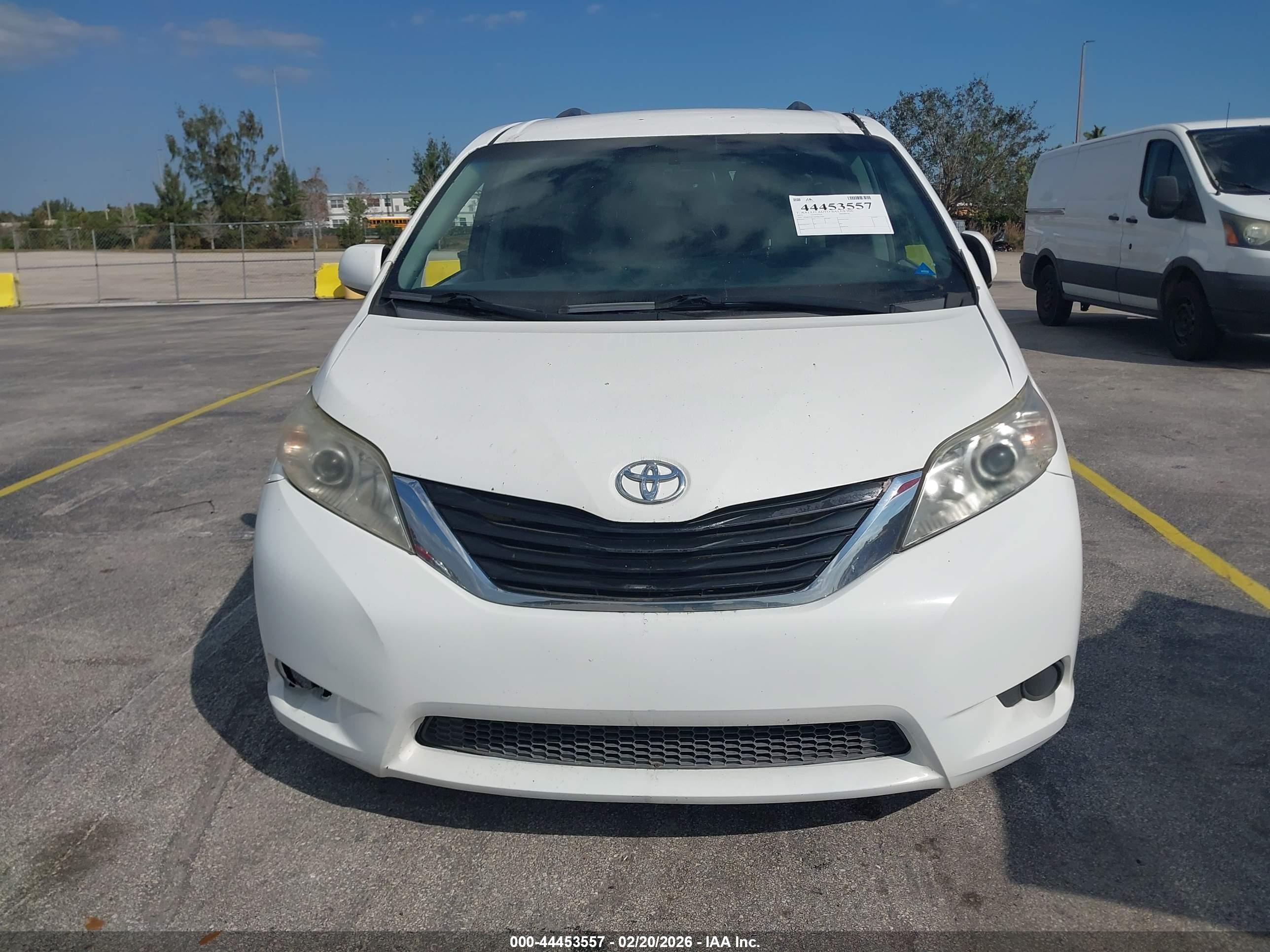 TOYOTA SIENNA image 6