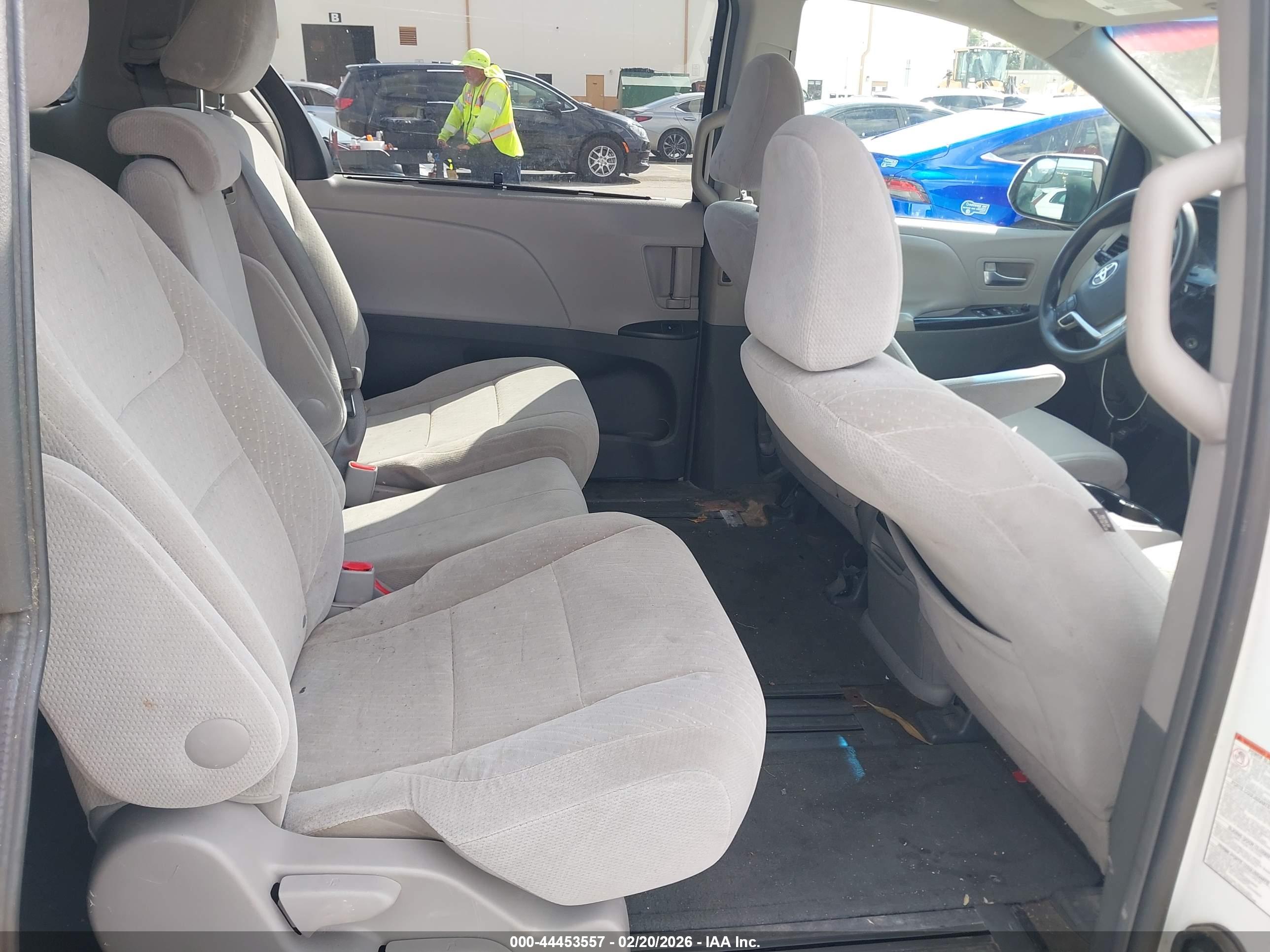 TOYOTA SIENNA image 8