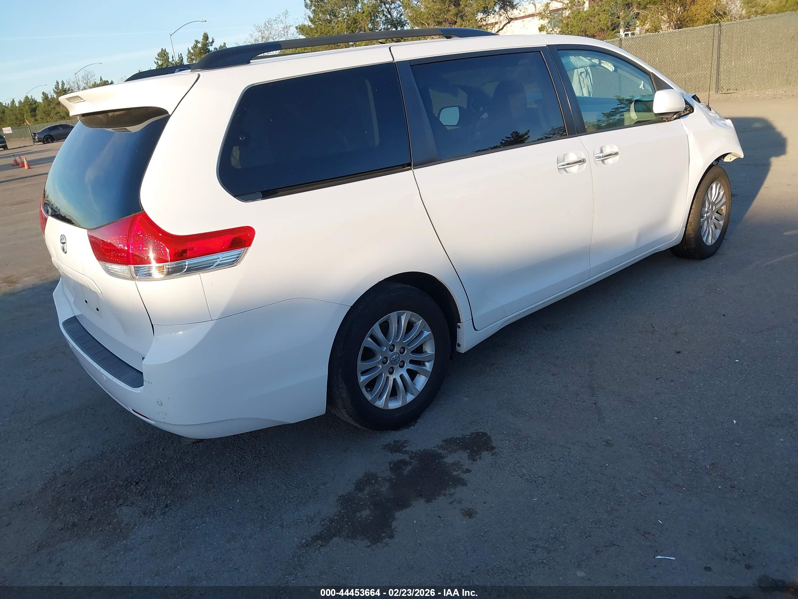 TOYOTA SIENNA image 4
