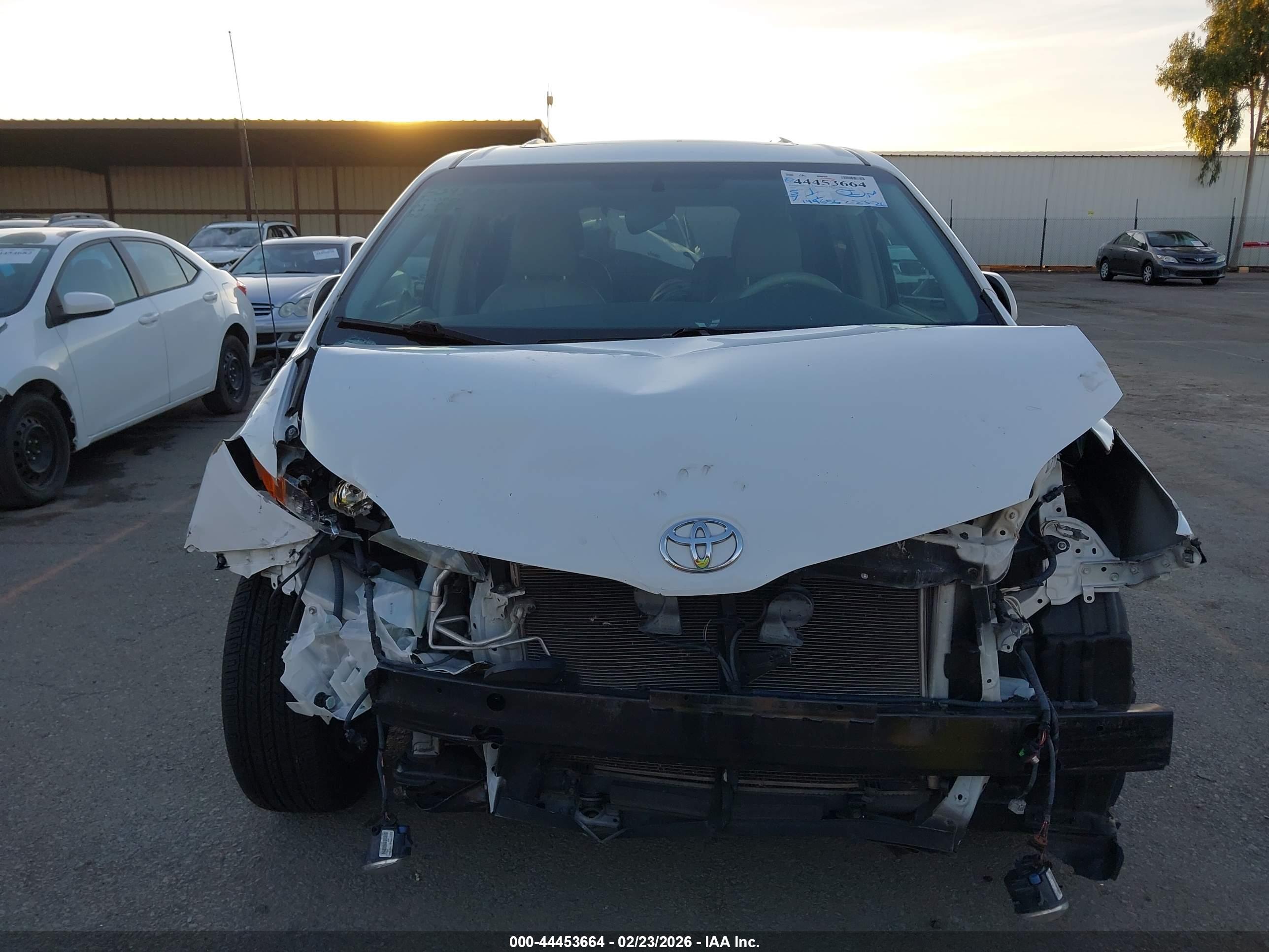 TOYOTA SIENNA image 6