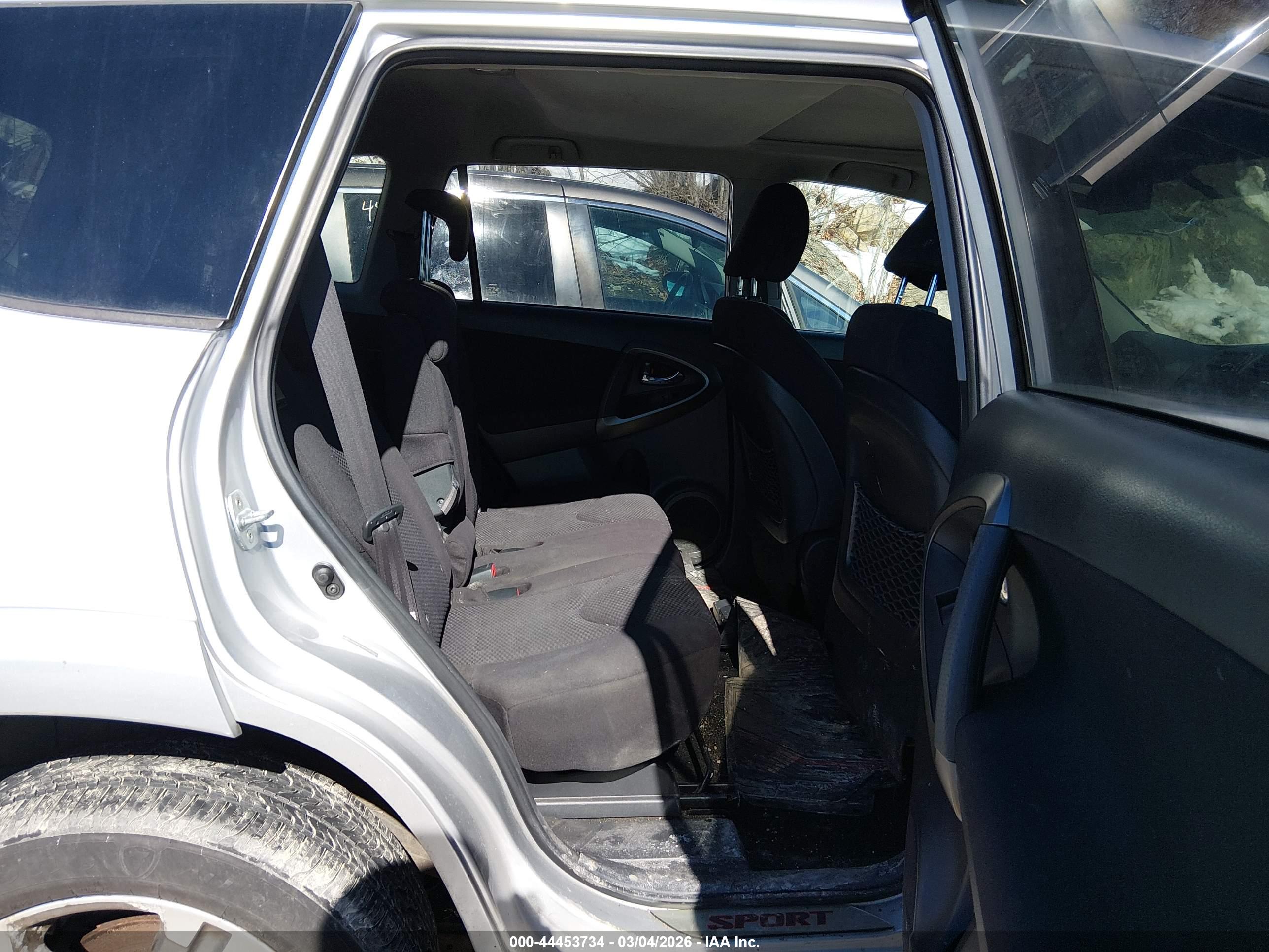 TOYOTA RAV4 image 8