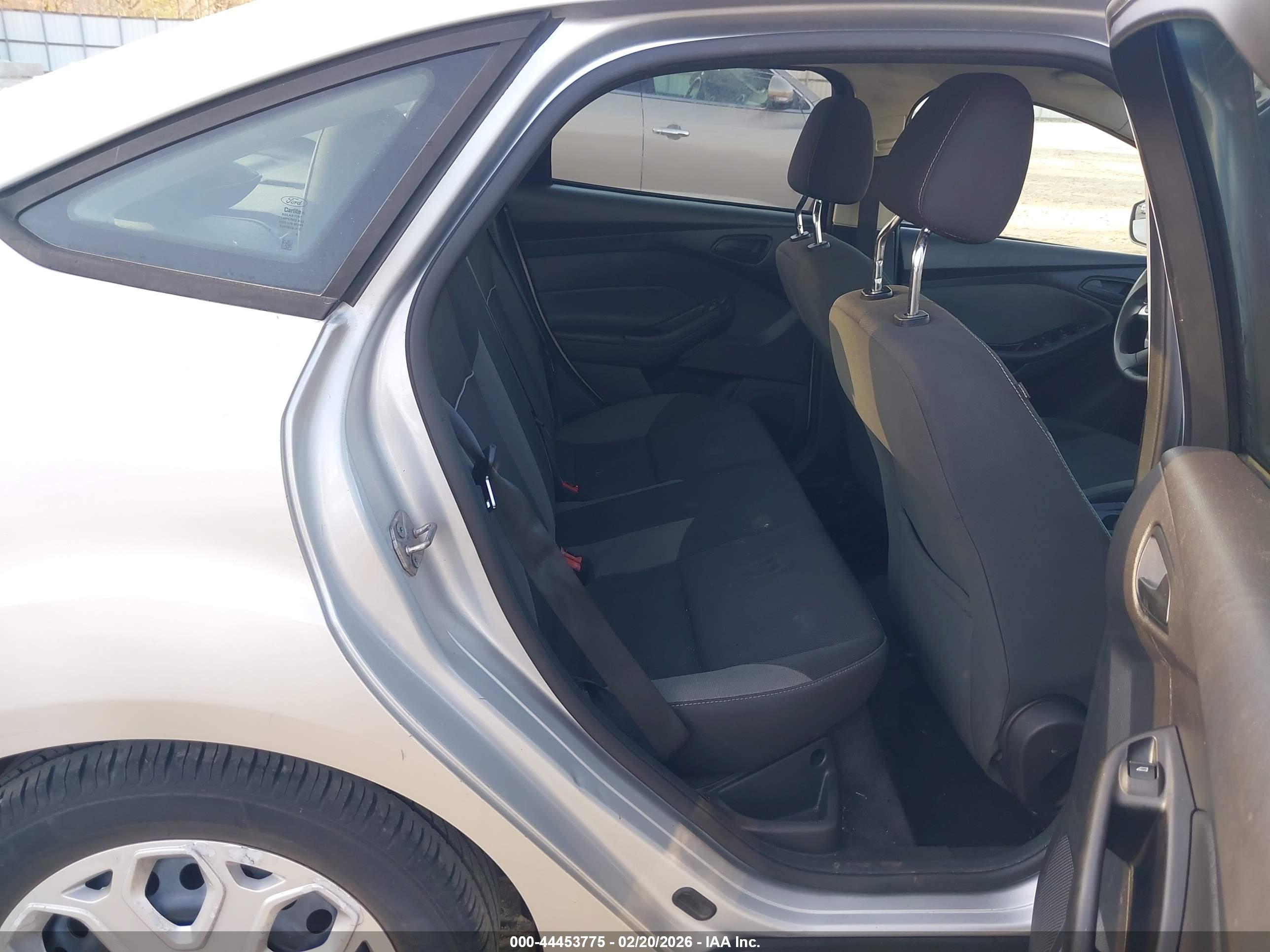 FORD FOCUS image 8