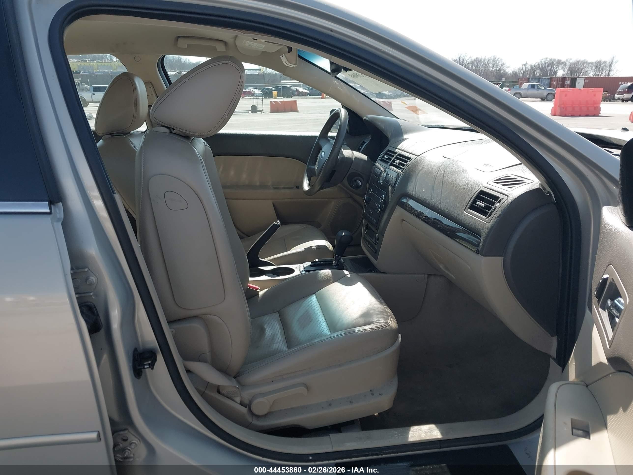 FORD FUSION image 5