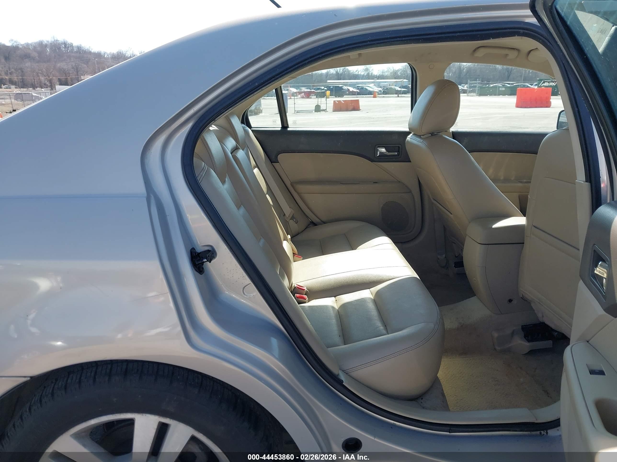 FORD FUSION image 8