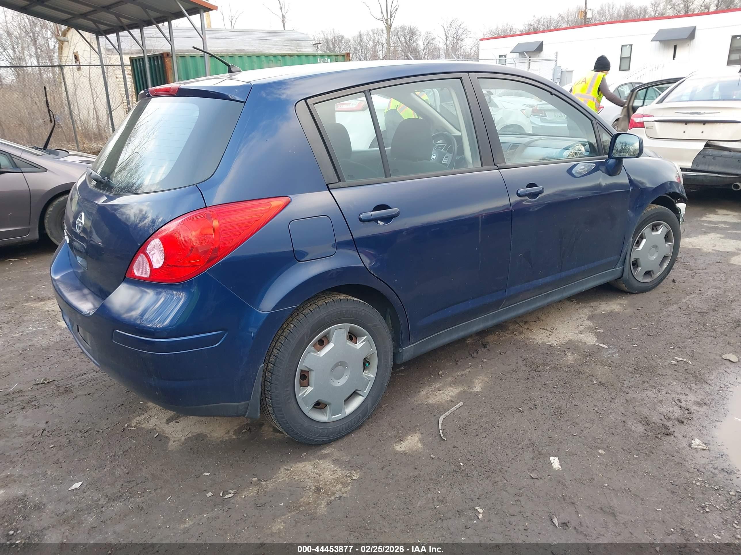 NISSAN VERSA image 4