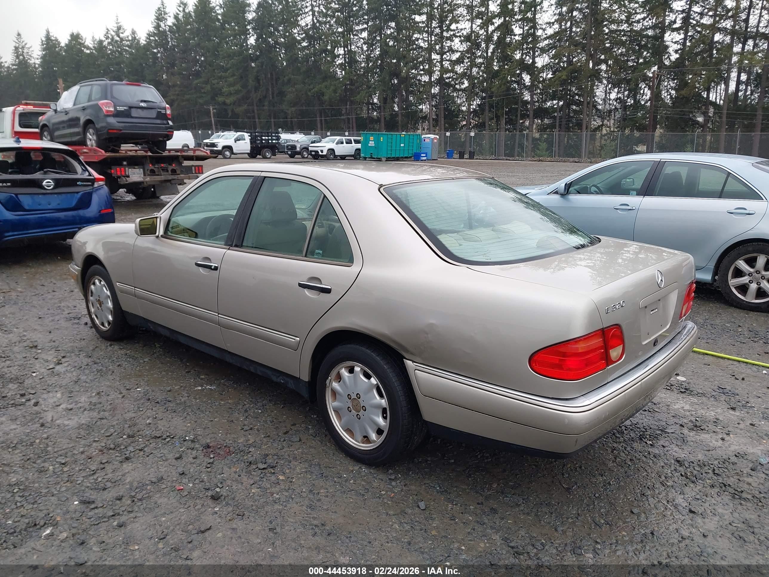 MERCEDES-BENZ E image 3