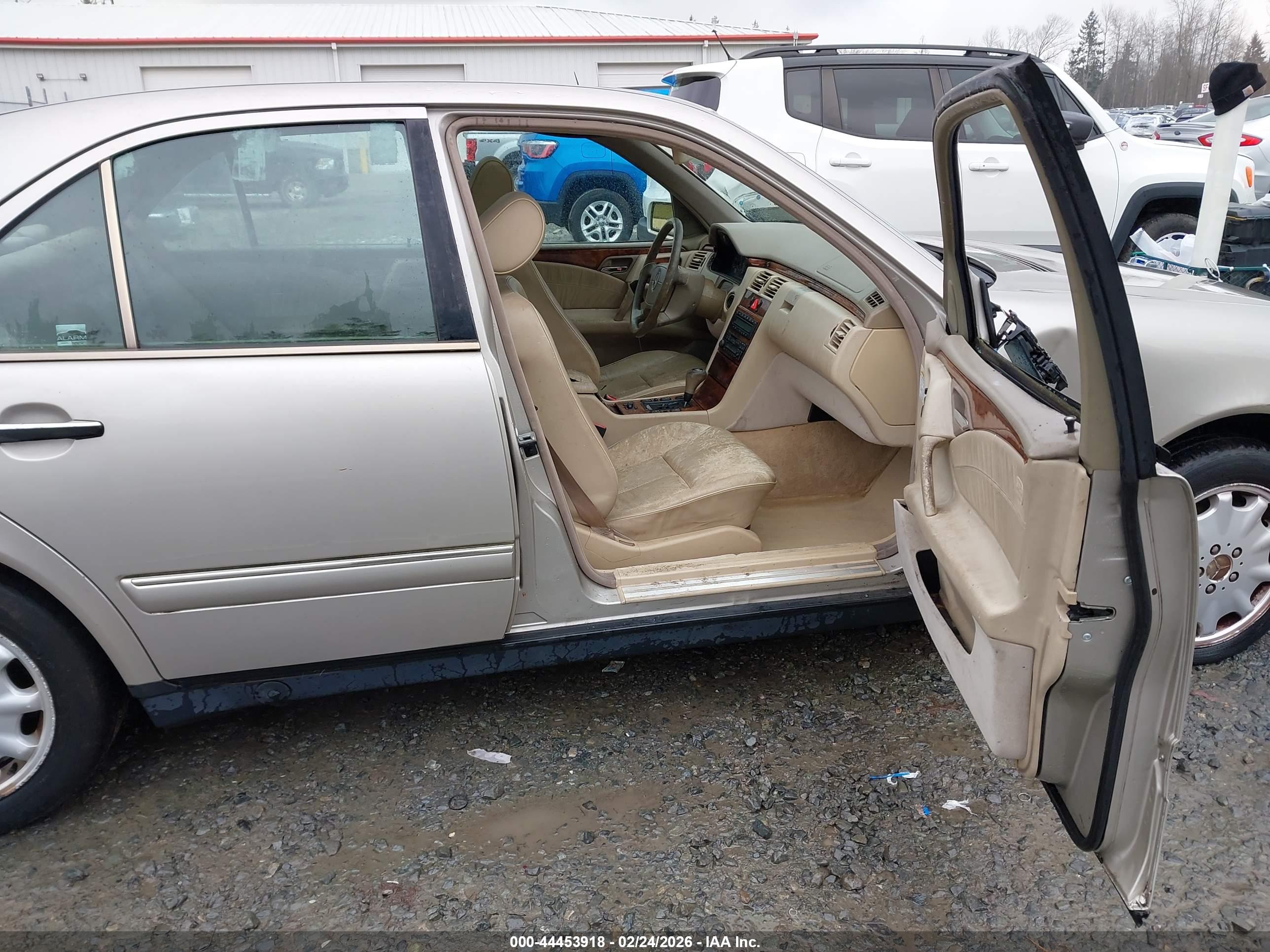 MERCEDES-BENZ E image 5