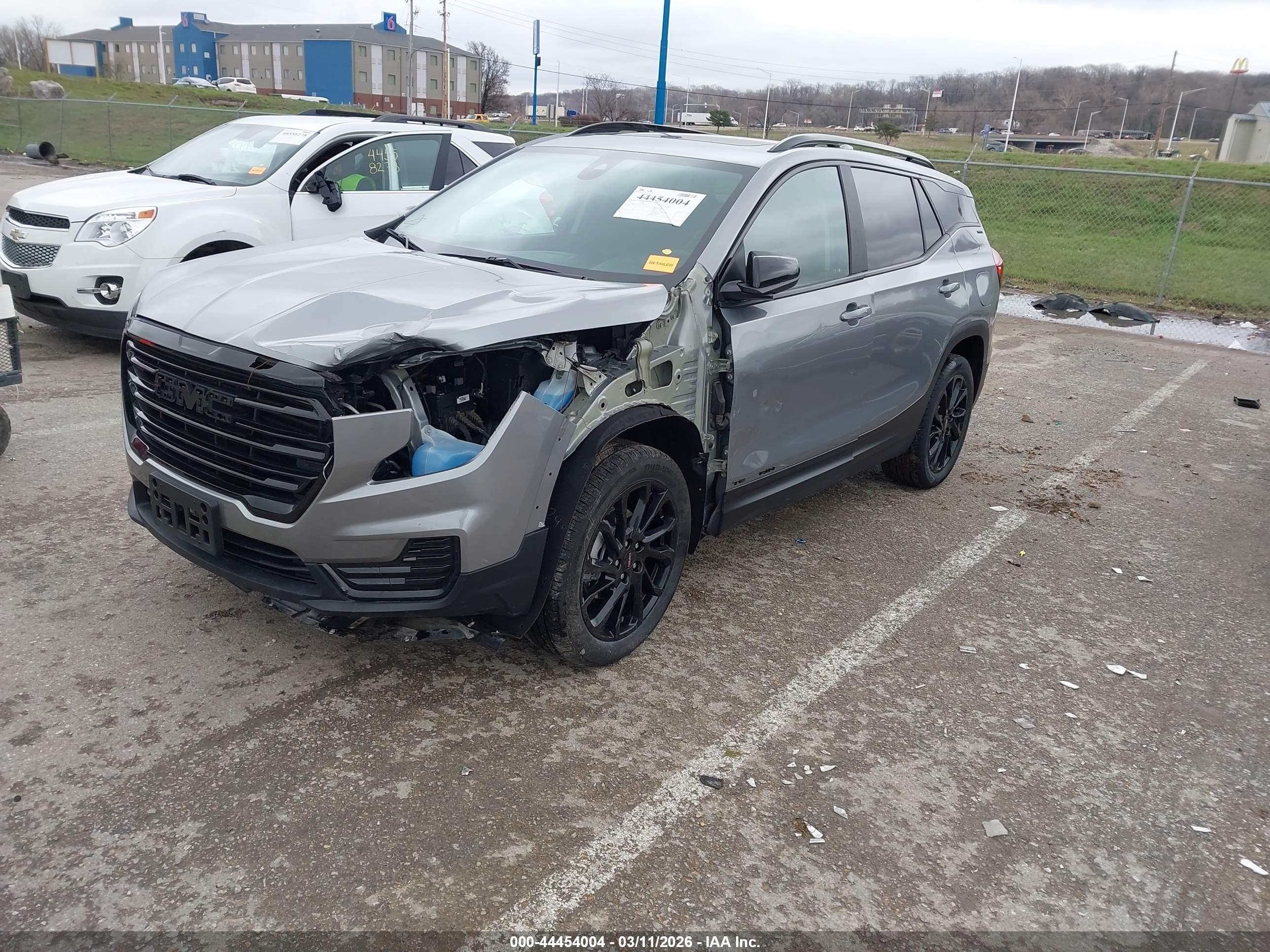 GMC TERRAIN image 2