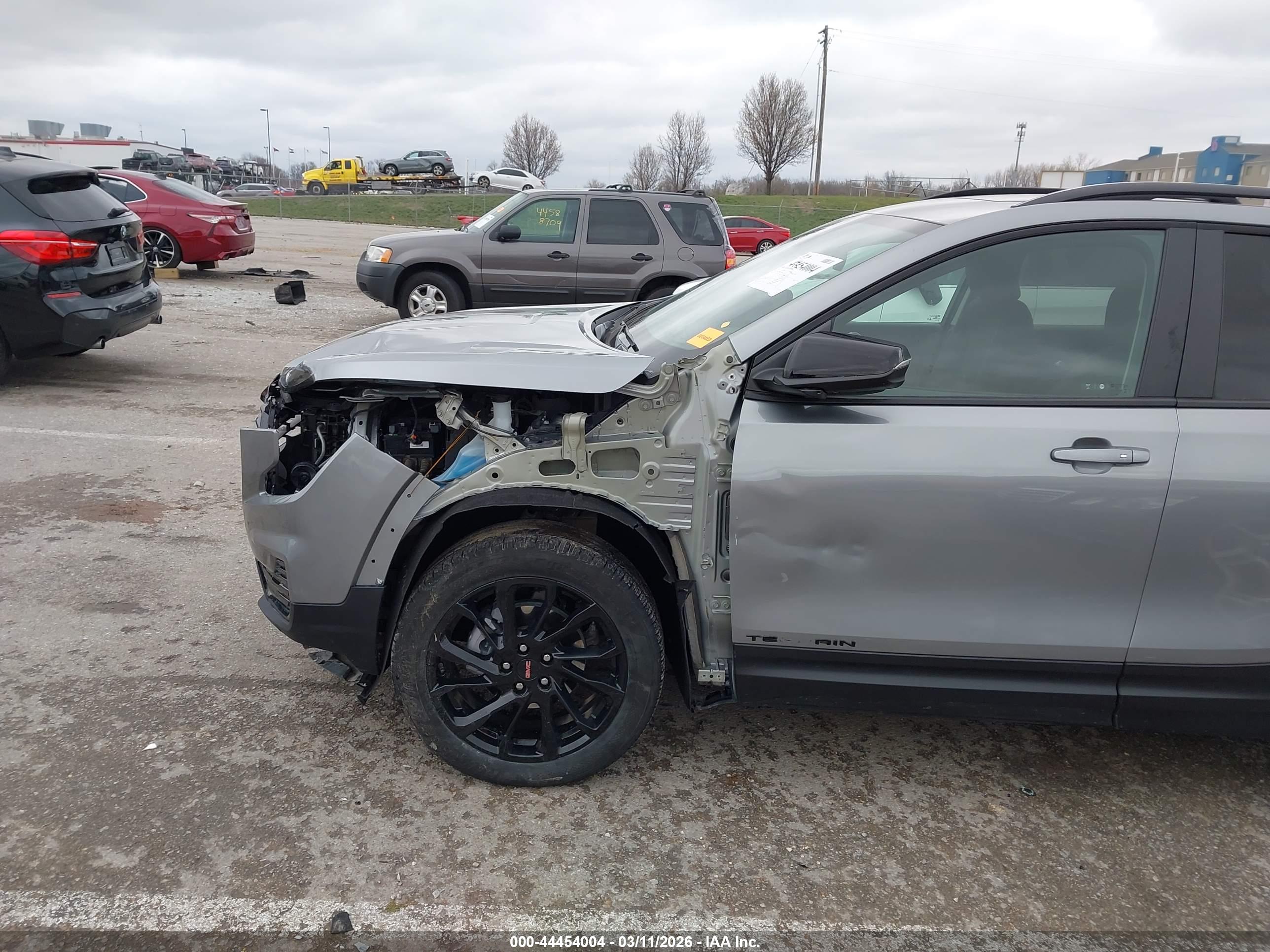 GMC TERRAIN image 6
