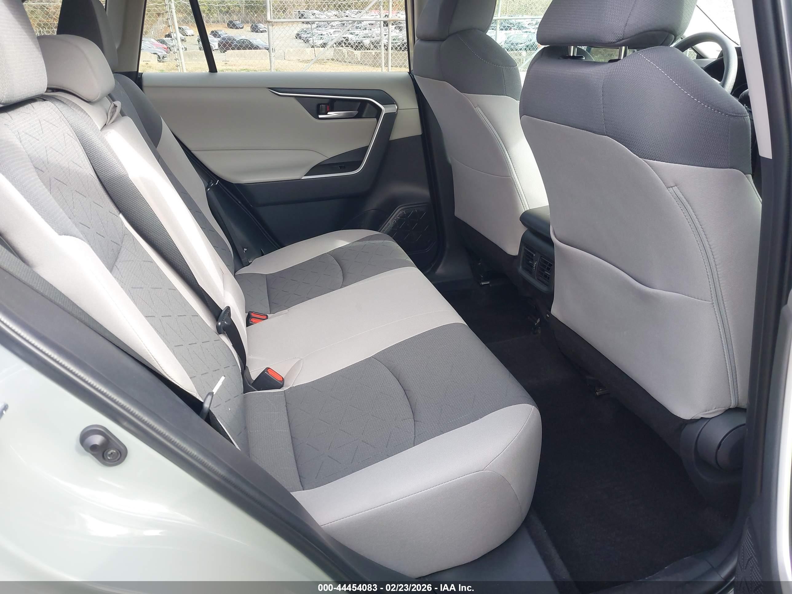 TOYOTA RAV4 image 8