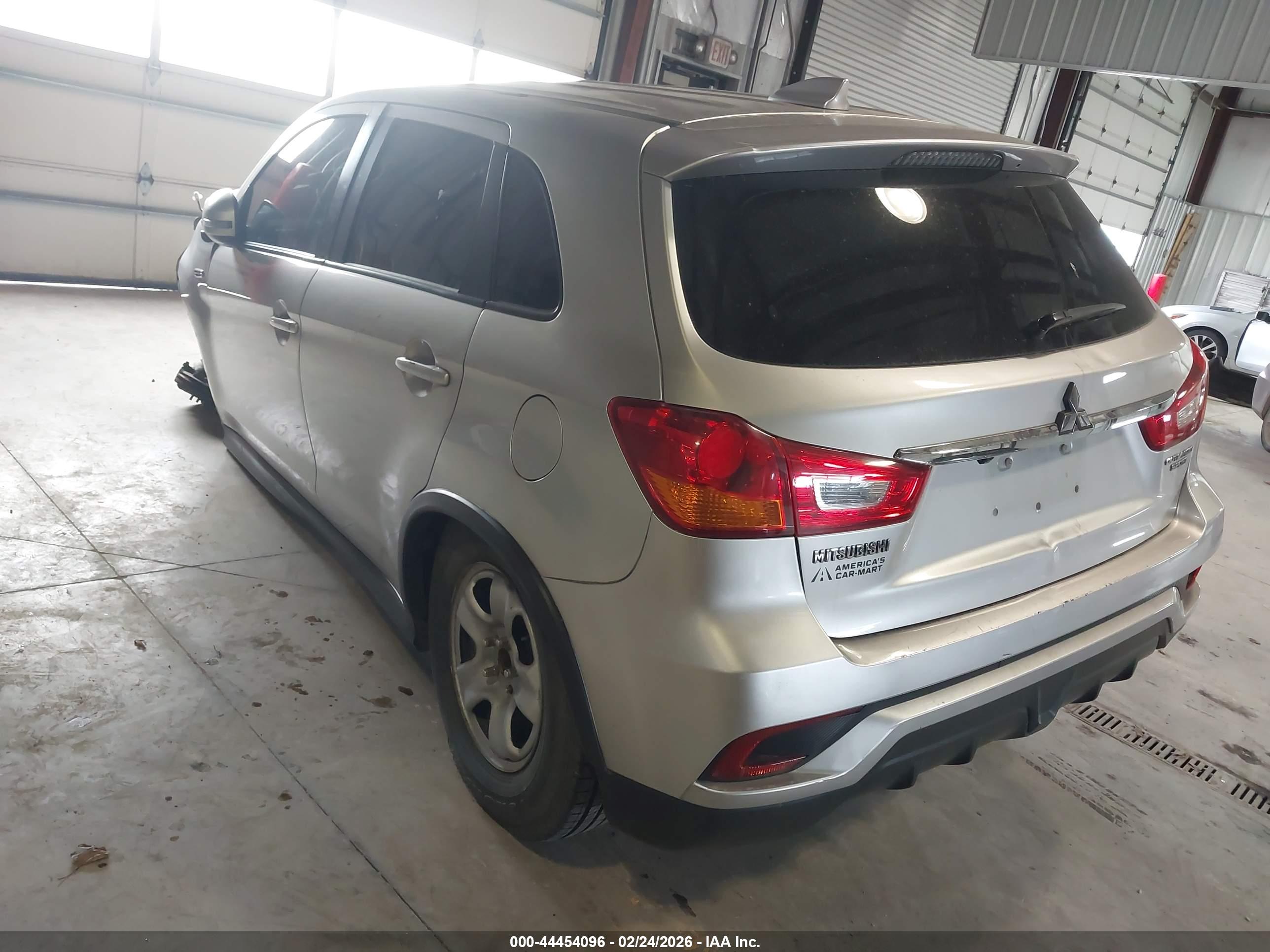 MITSUBISHI OUTLANDER image 3
