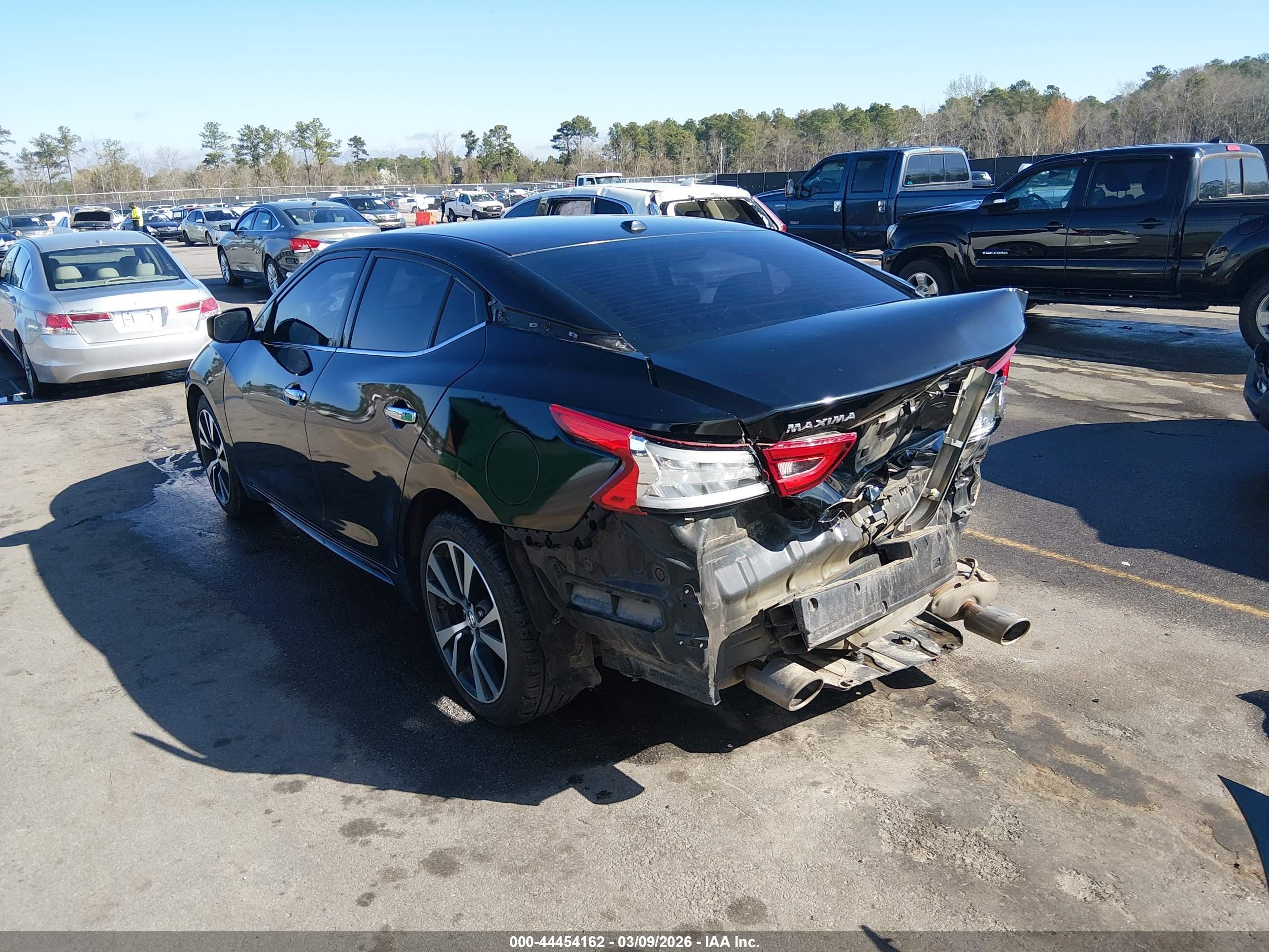 NISSAN MAXIMA image 3