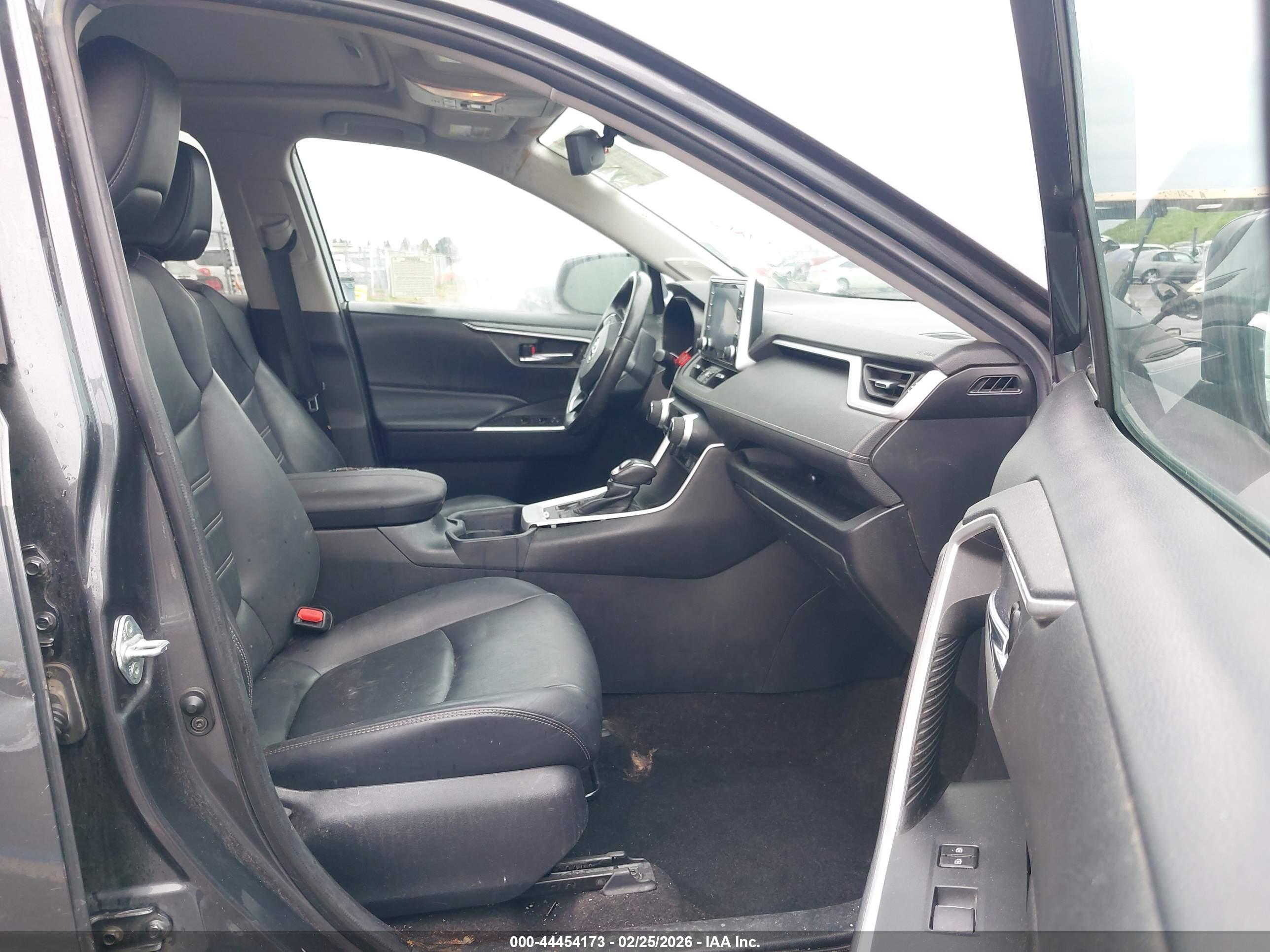 TOYOTA RAV4 image 5