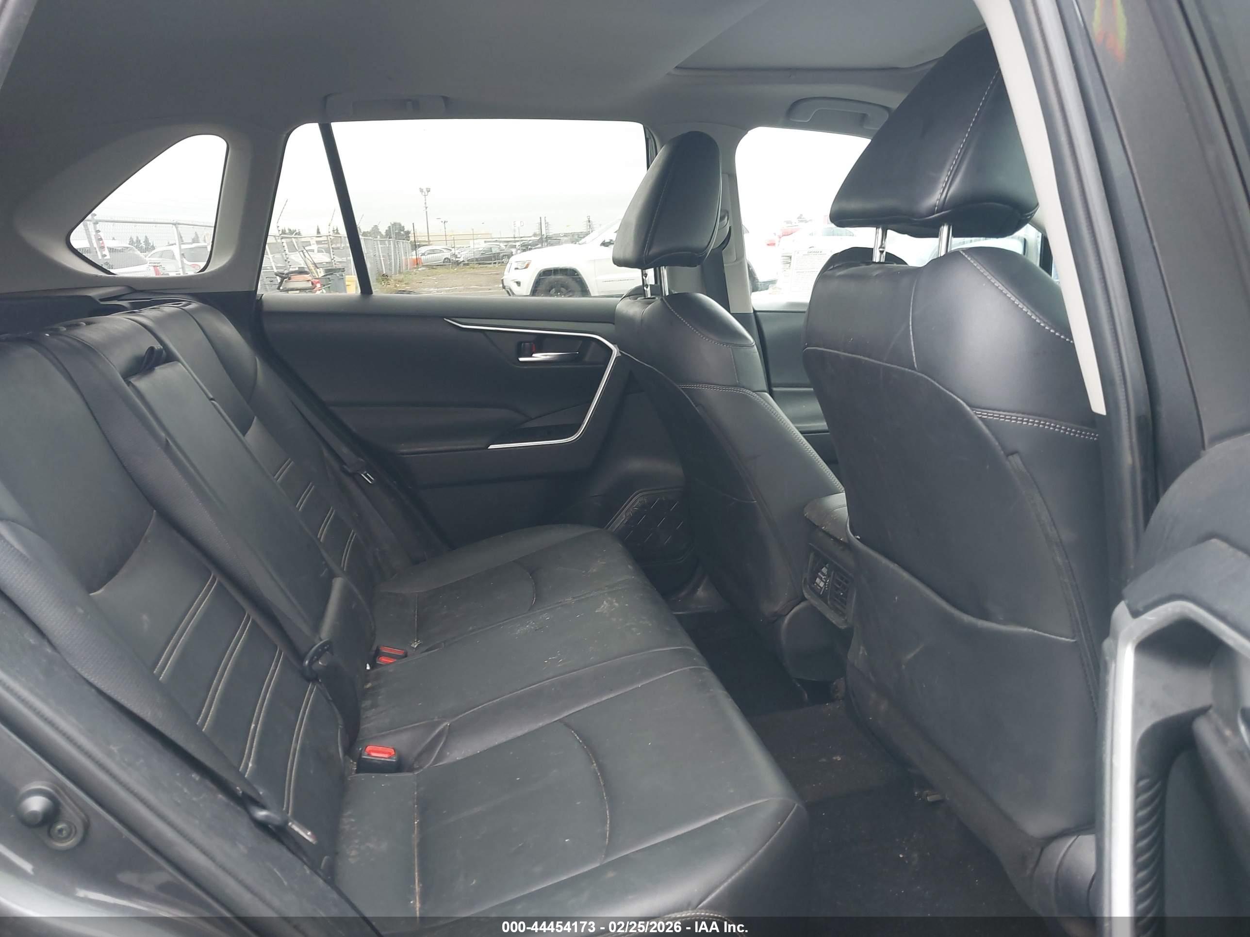 TOYOTA RAV4 image 8