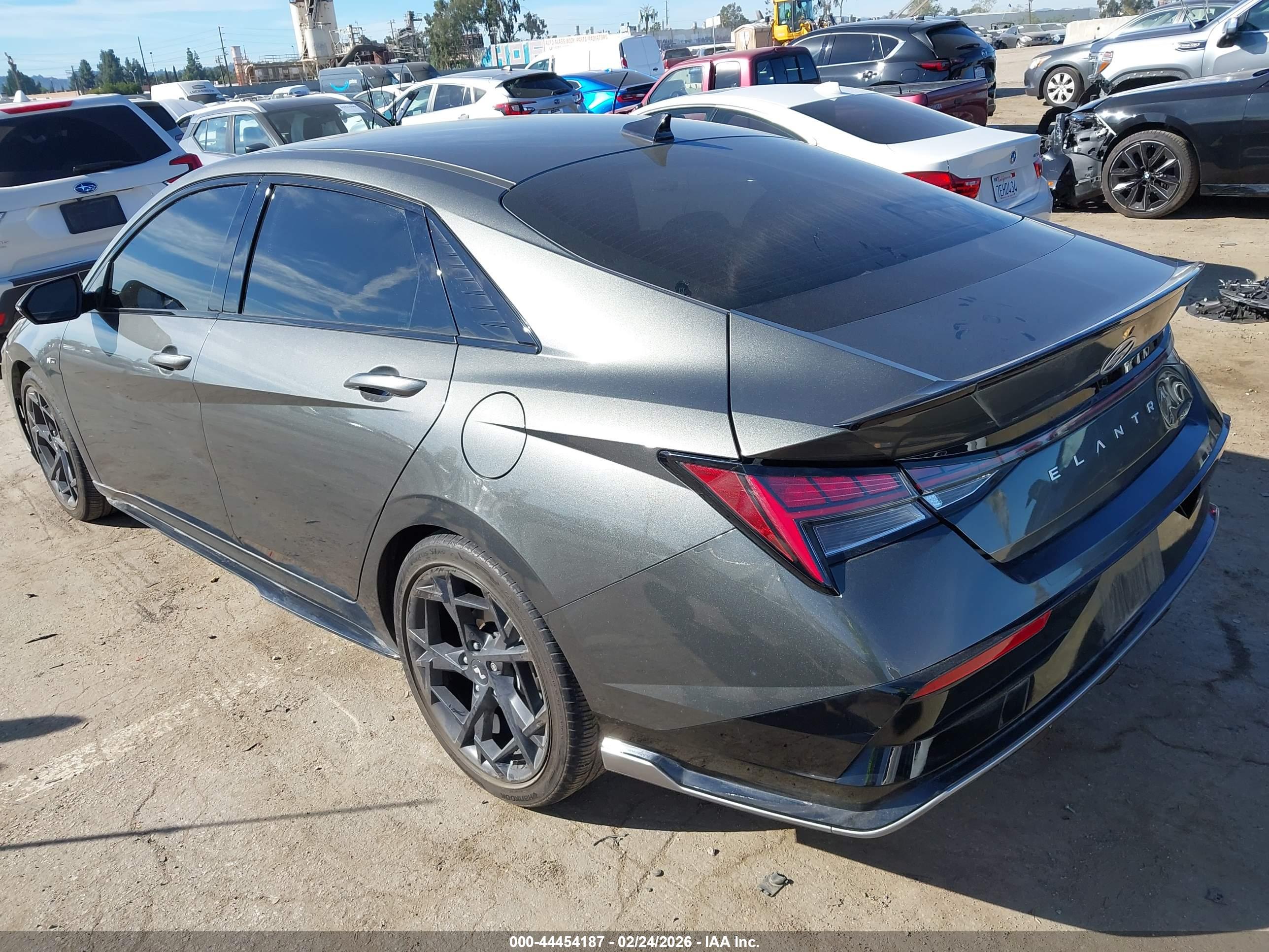 HYUNDAI ELANTRA image 3