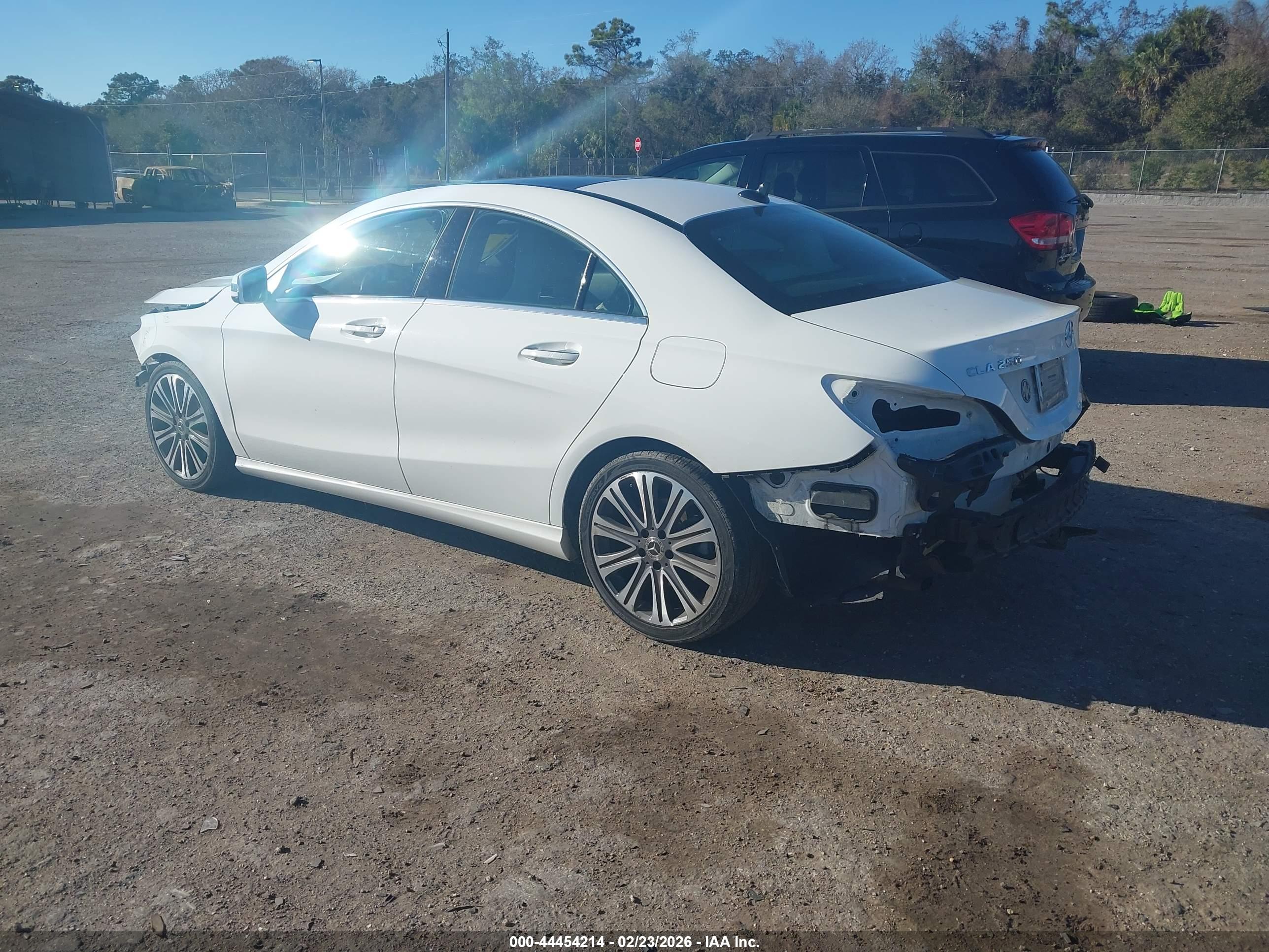 MERCEDES-BENZ CLA image 3