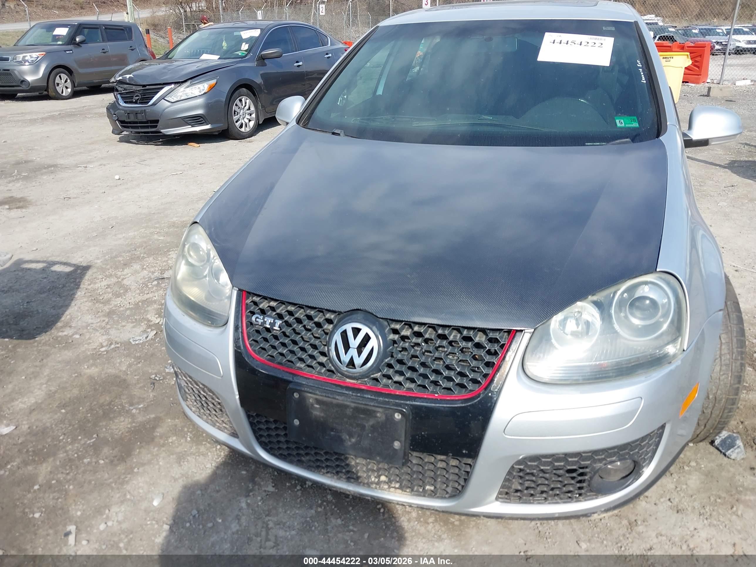 VOLKSWAGEN GTI image 6