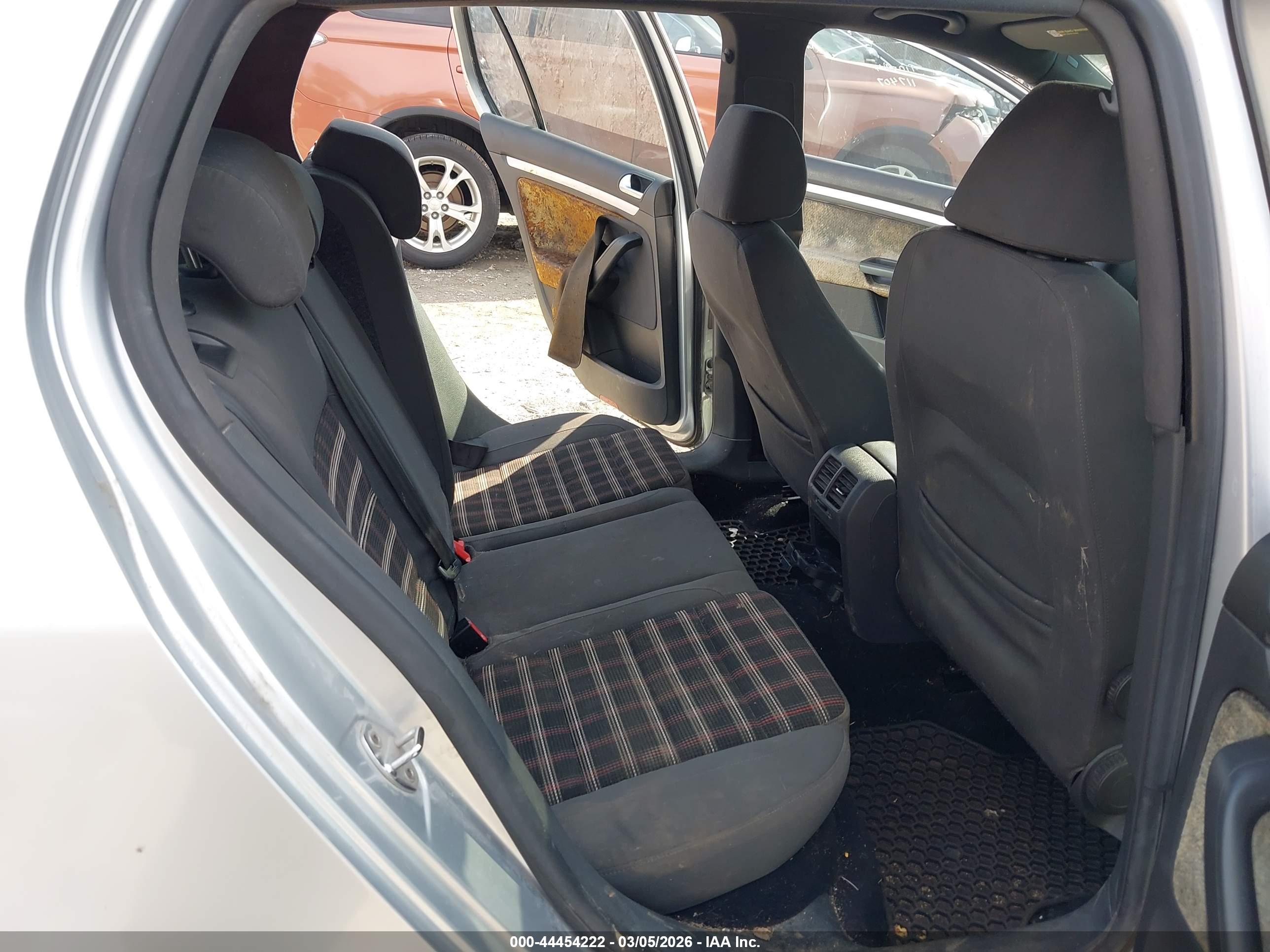 VOLKSWAGEN GTI image 8