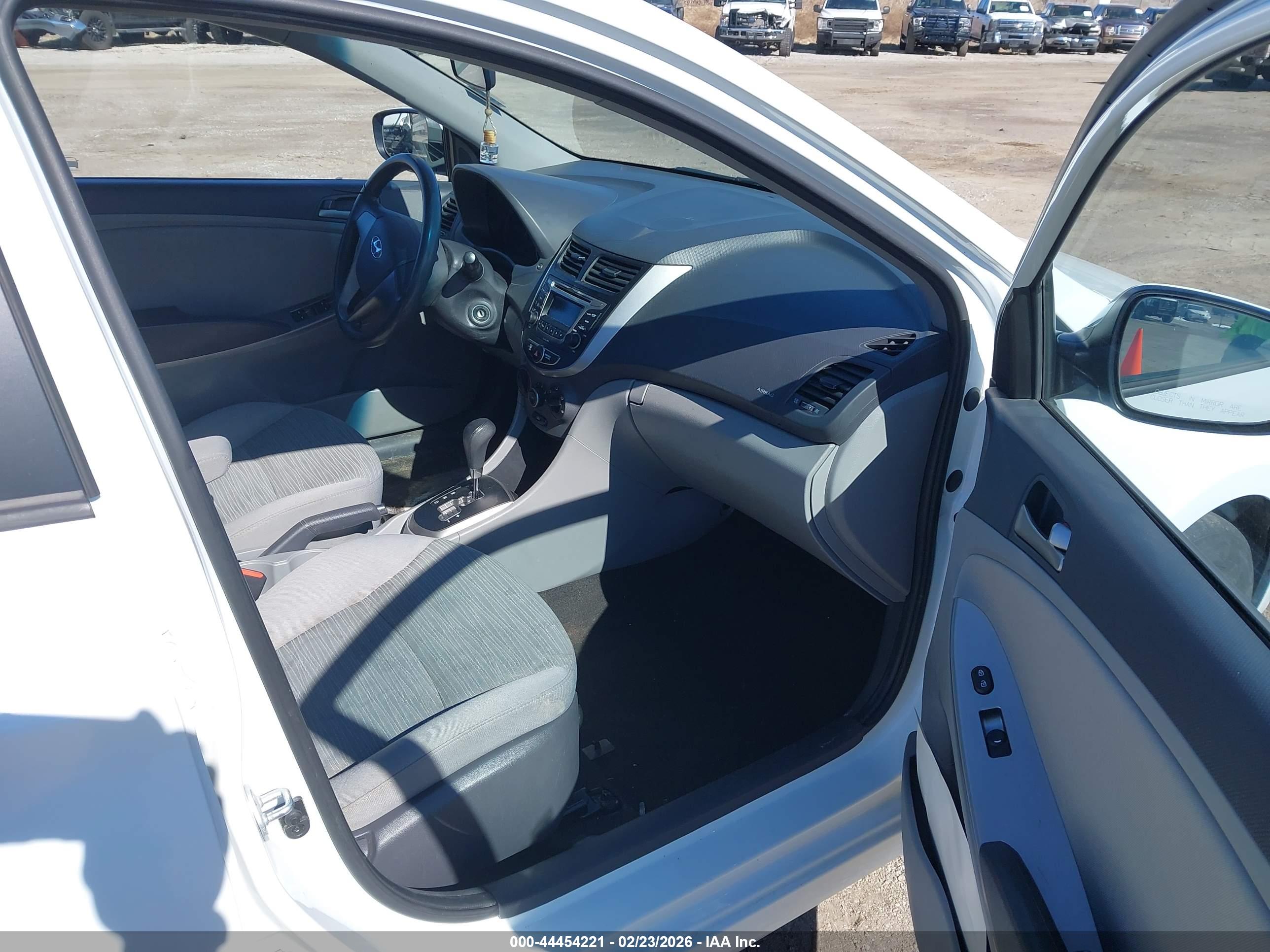 HYUNDAI ACCENT image 5