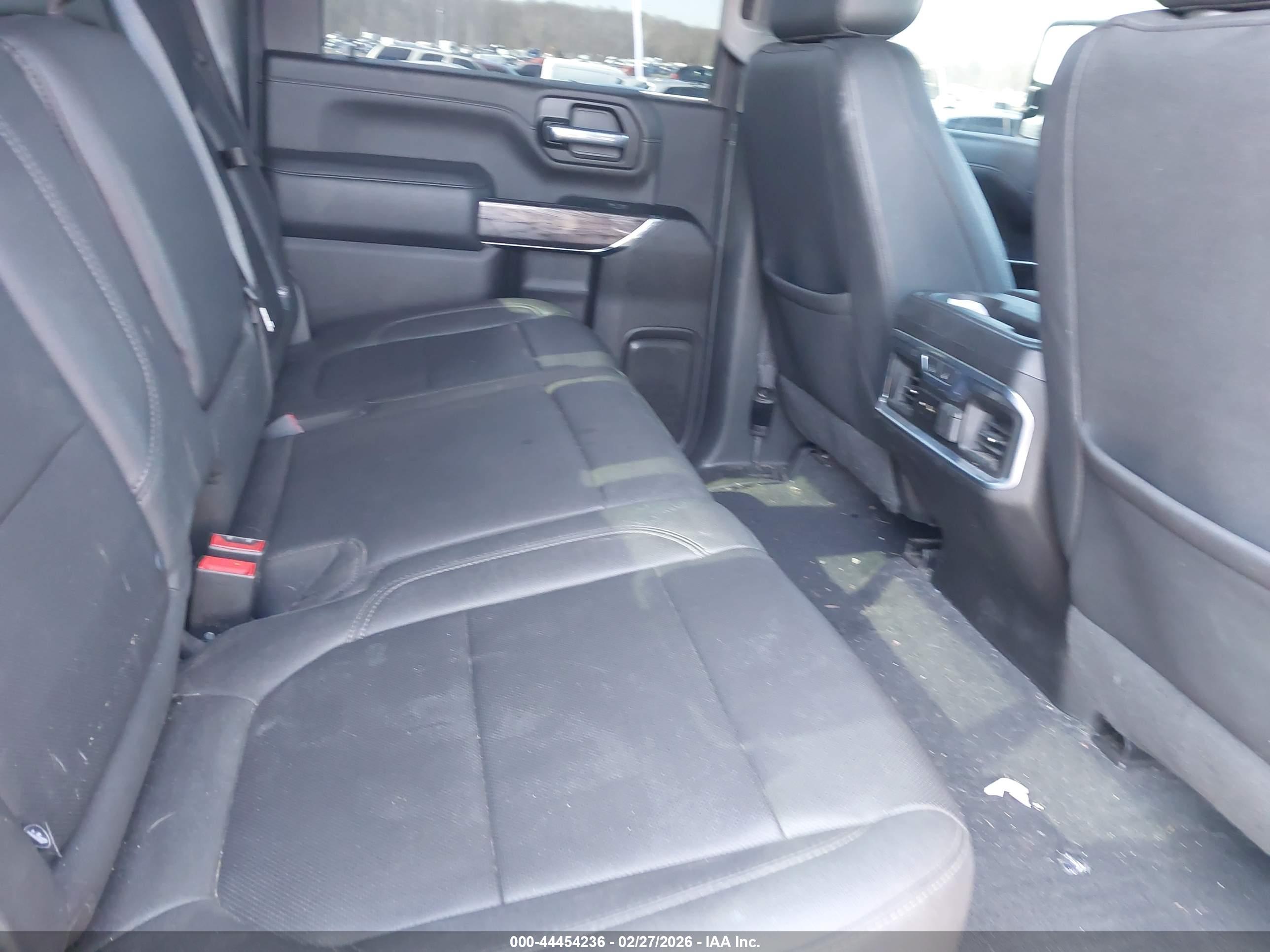 CHEVROLET SILVERADO image 8