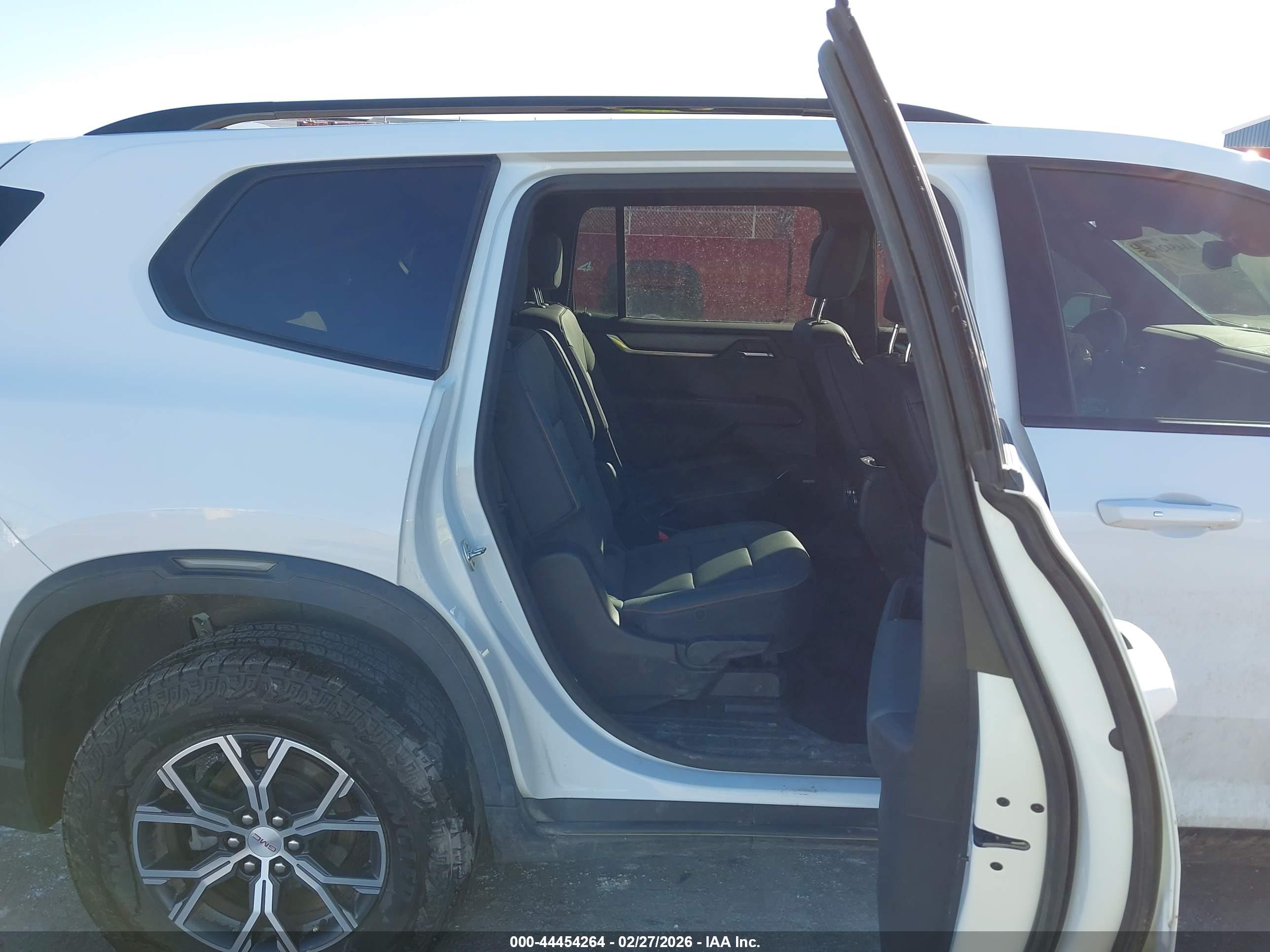 GMC ACADIA image 8