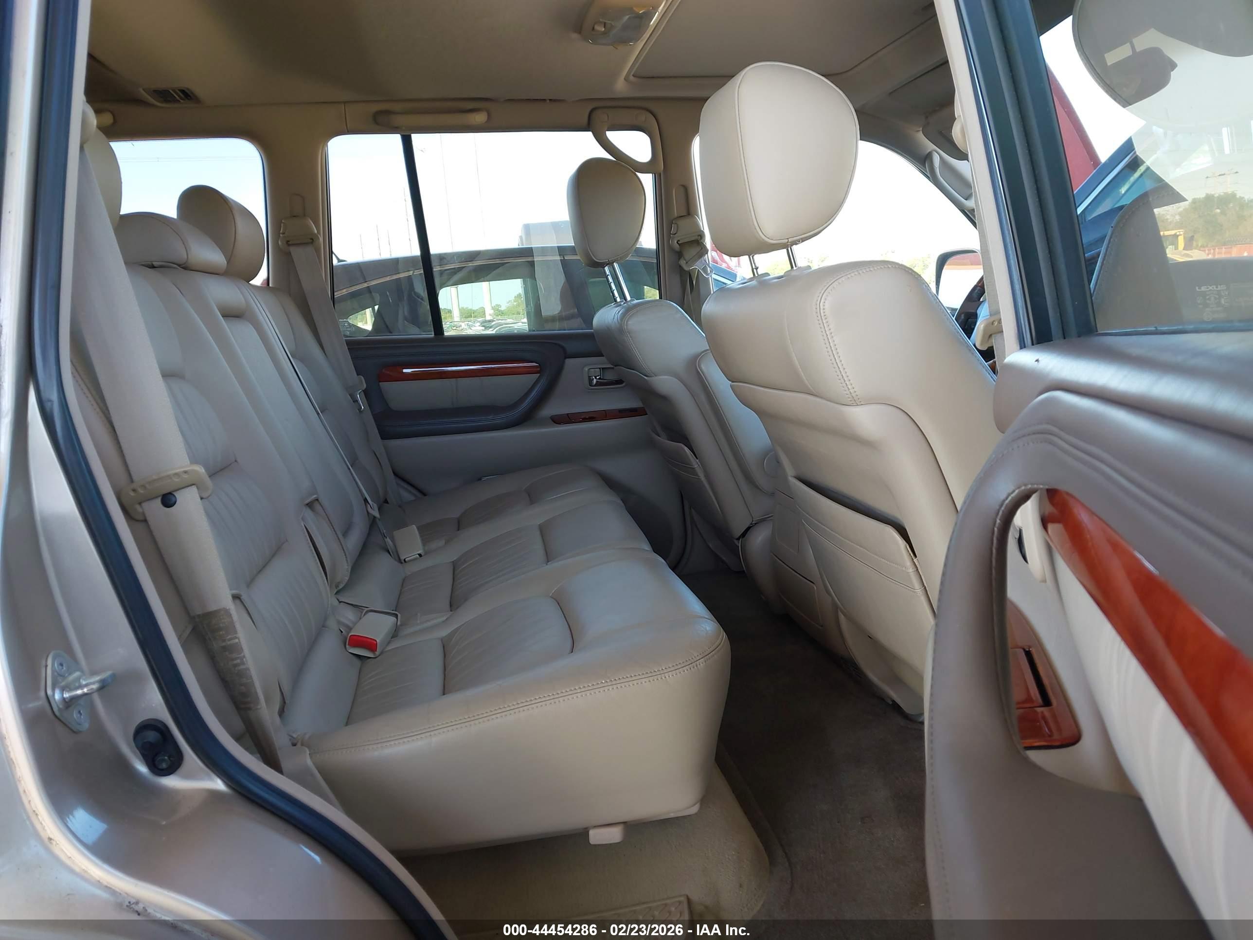 LEXUS LX image 8