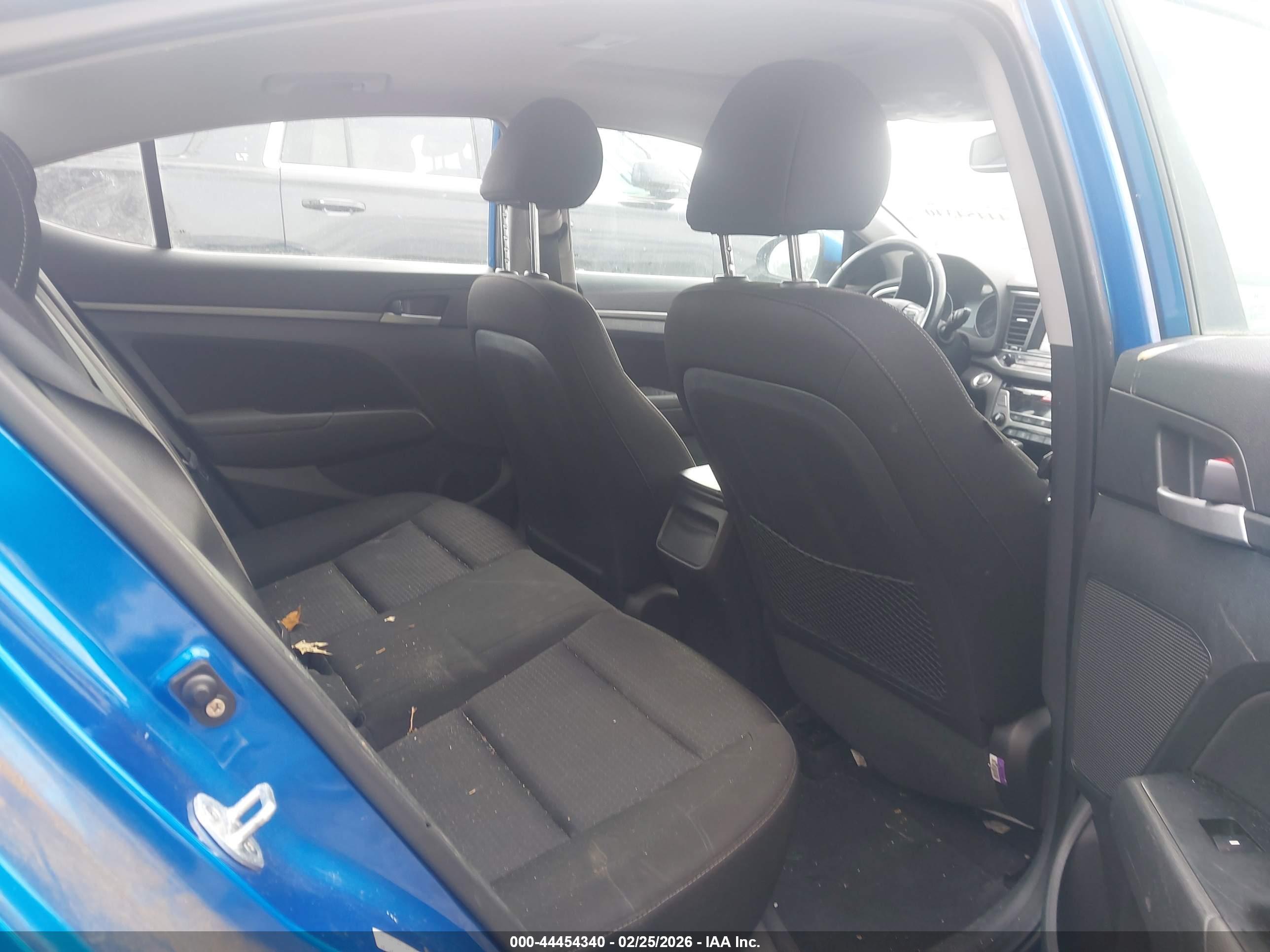 HYUNDAI ELANTRA image 8